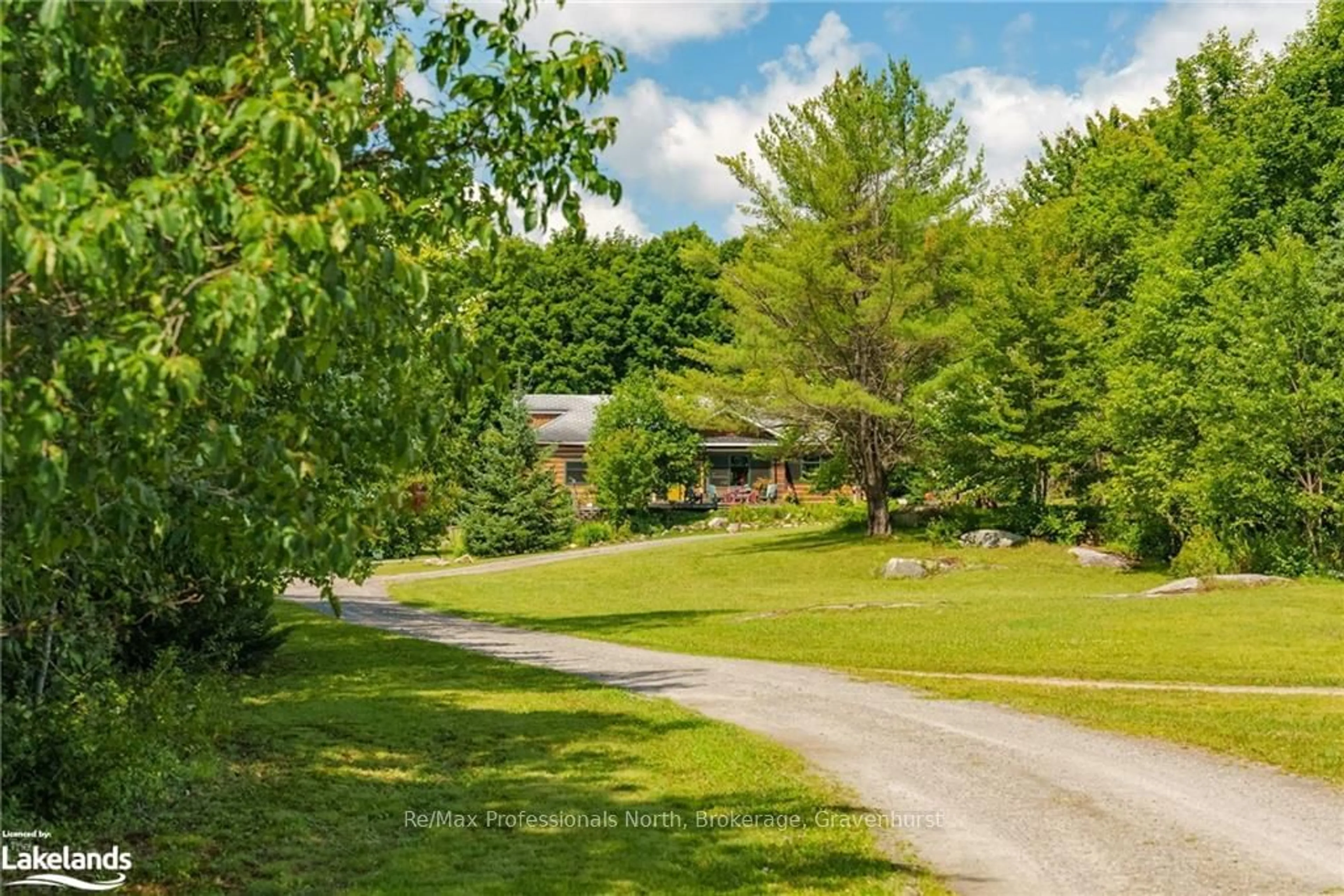 Patio, cottage for 155 OLD CENTURIAN Rd, Huntsville Ontario P1H 2N5