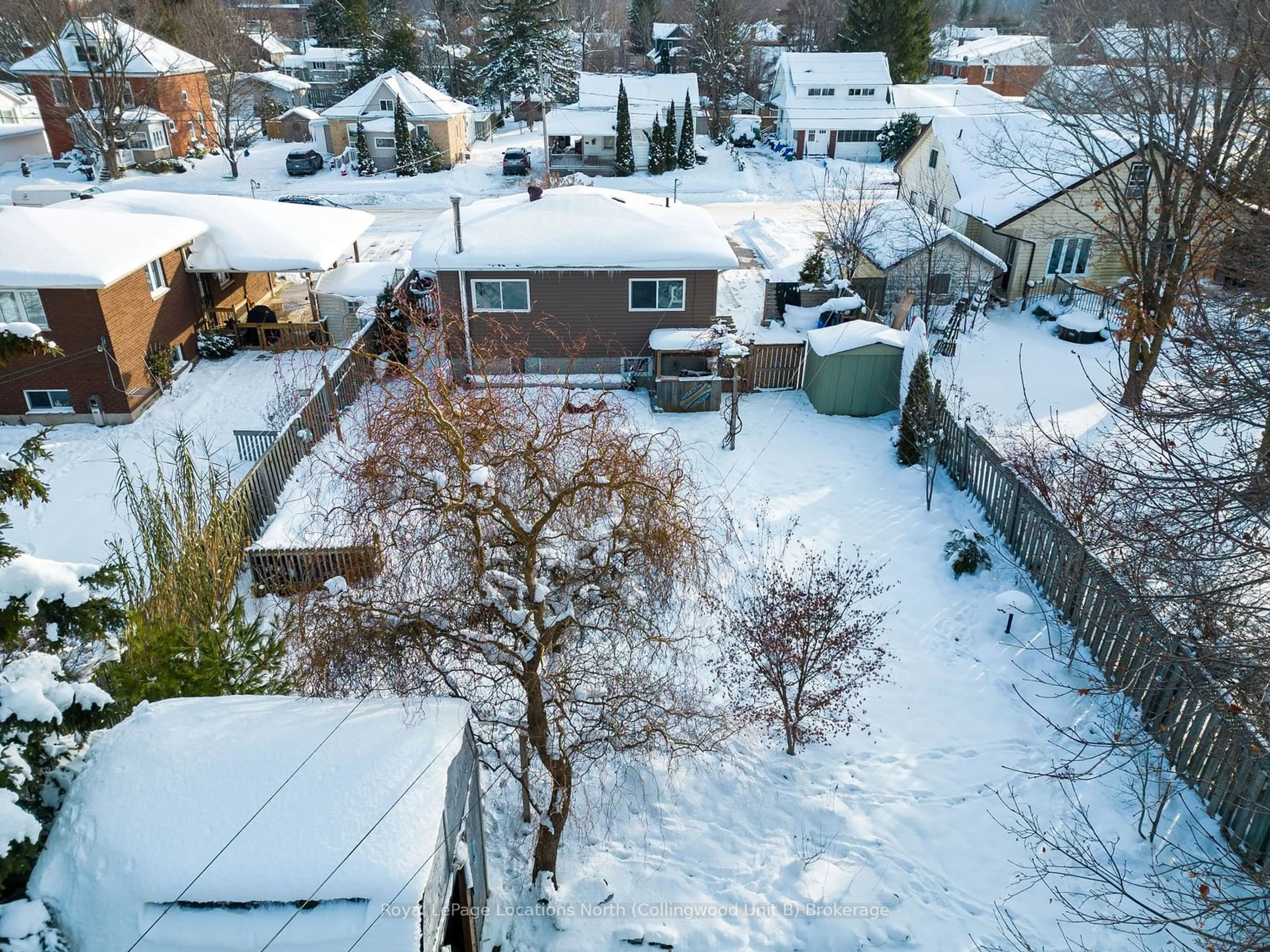 A pic from outside/outdoor area/front of a property/back of a property/a pic from drone, street for 44 PARKER St, Meaford Ontario N4L 1P2