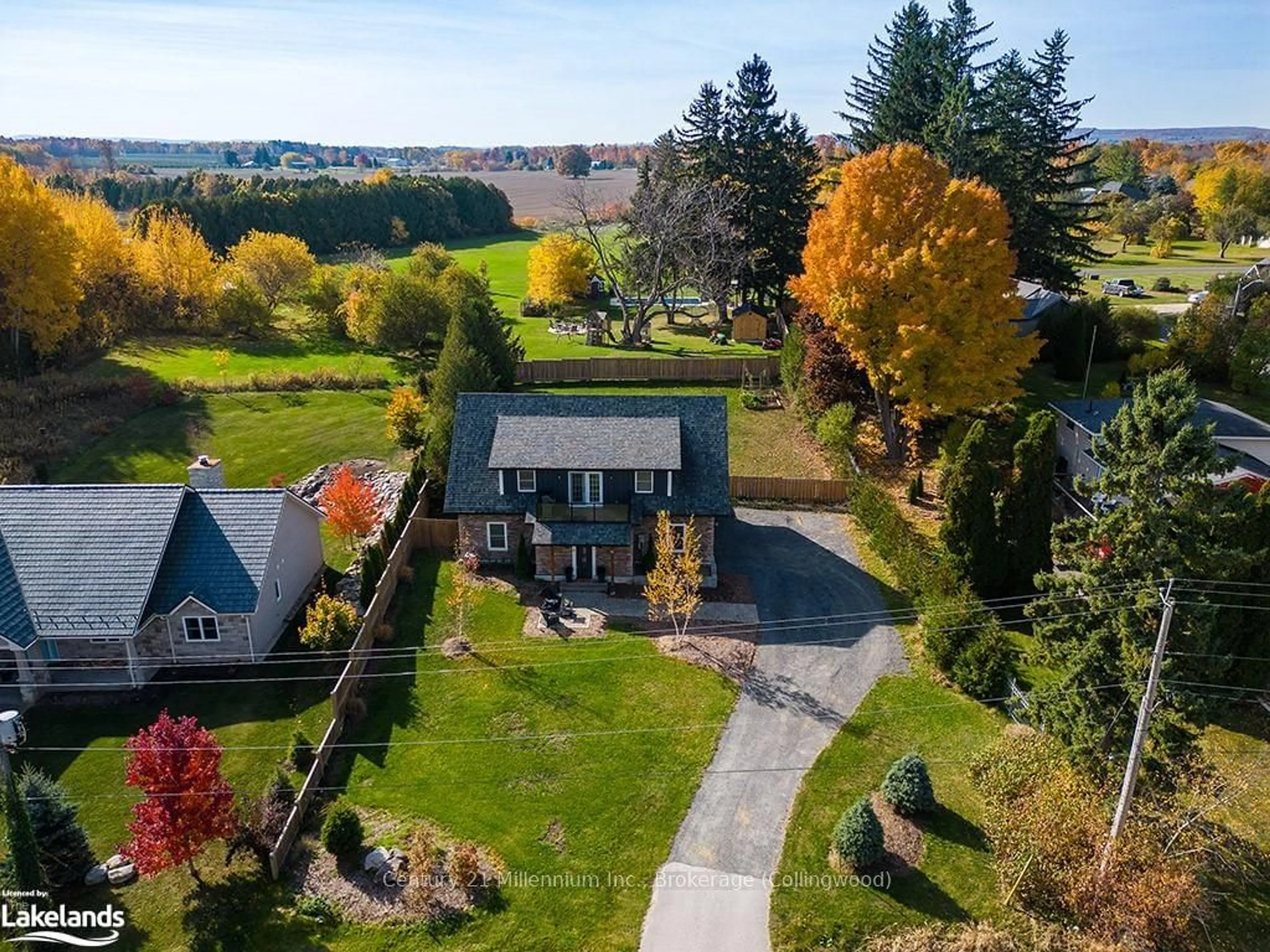 Frontside or backside of a home, cottage for 73 ARTHUR St, Blue Mountains Ontario N0H 2P0