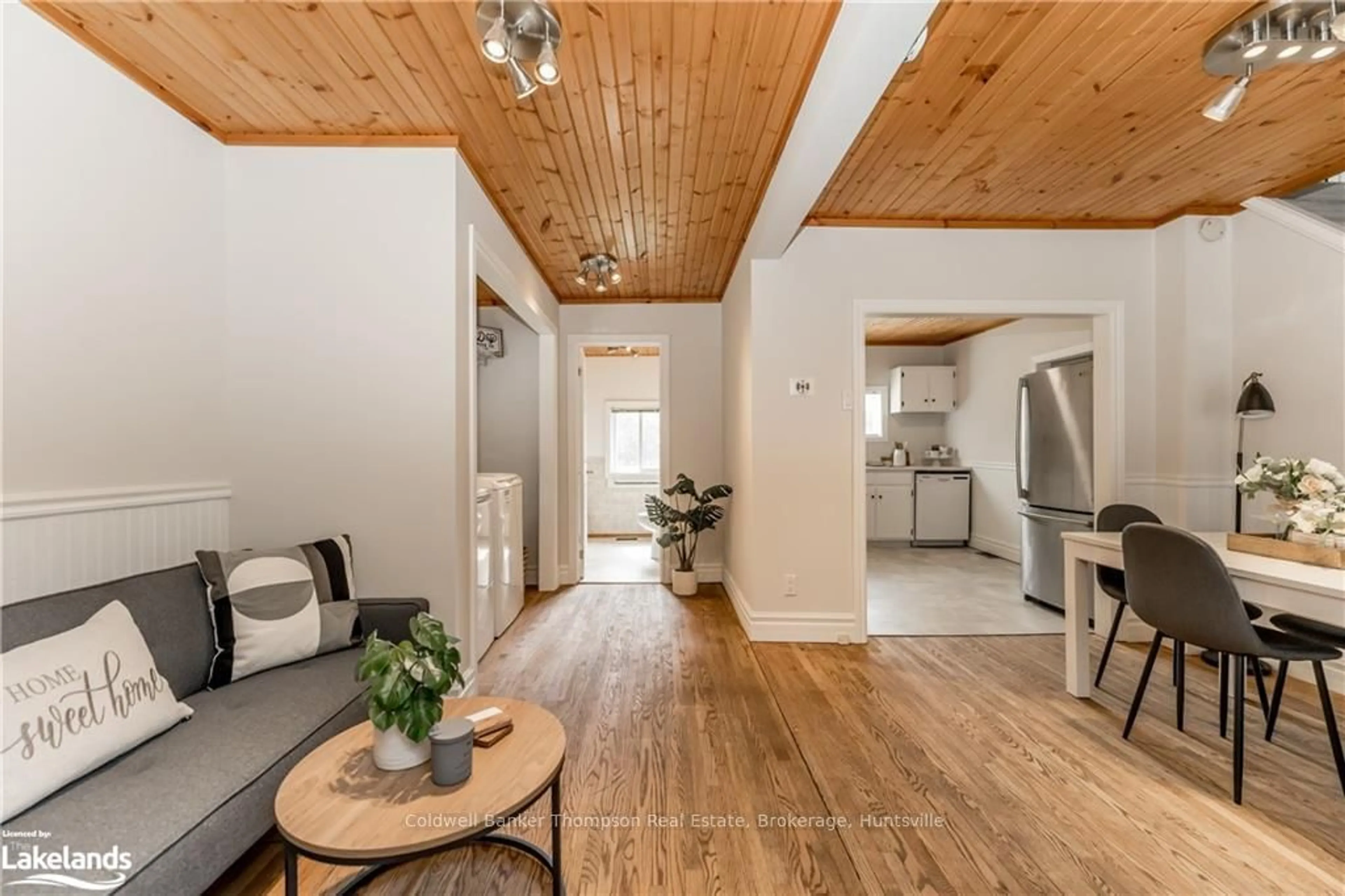 Indoor entryway, wood floors for 66 WEST Rd, Huntsville Ontario P1H 1L8