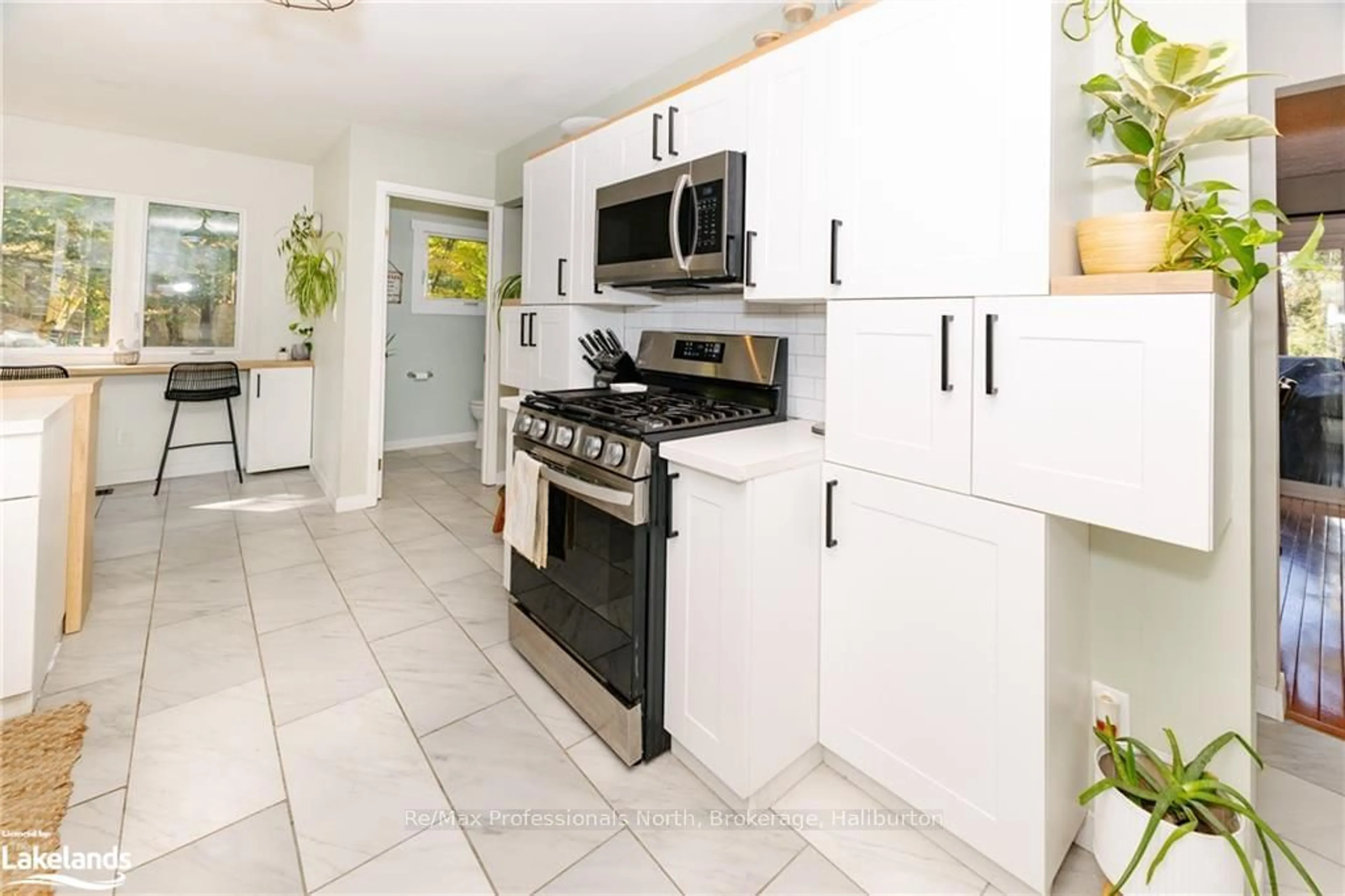 Standard kitchen, ceramic floors, cottage for 560 MOUNTAIN STREET, Dysart et al Ontario K0M 1S0