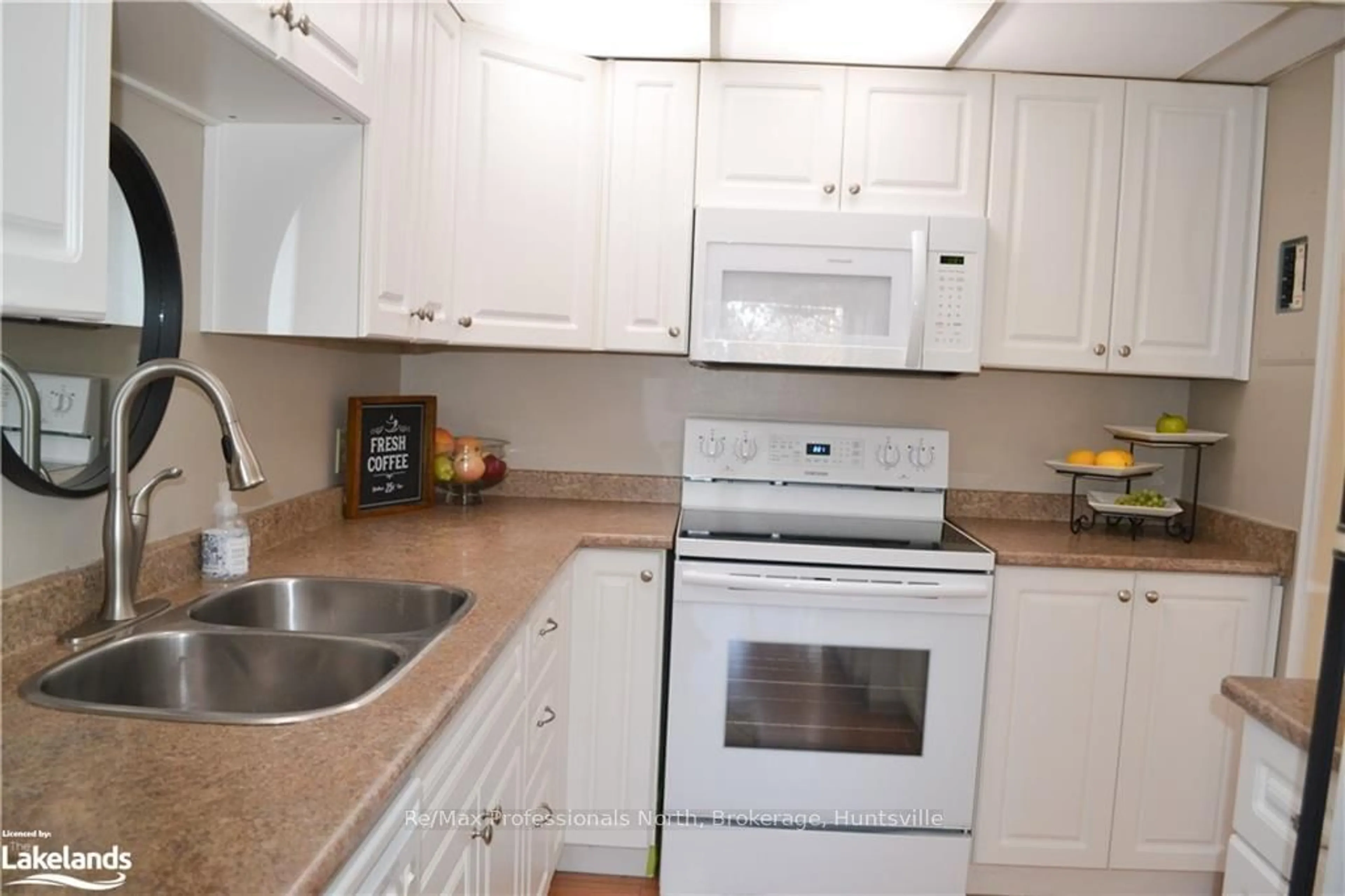 Standard kitchen, wood floors, cottage for 26 HERMAN Ave #22, Huntsville Ontario P1H 1J6