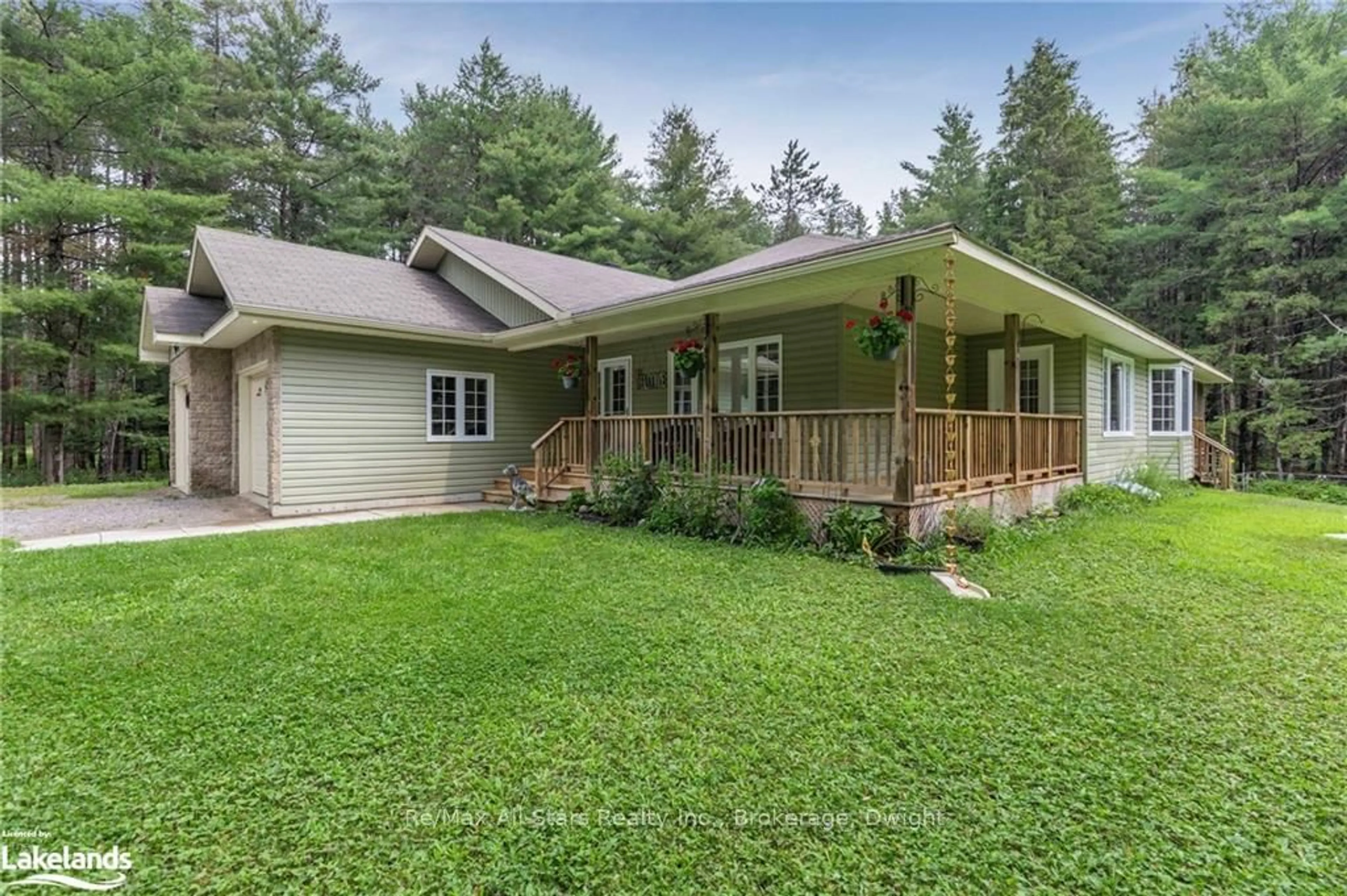 Frontside or backside of a home, cottage for 557 MARY LAKE Rd, Huntsville Ontario P0B 1L0