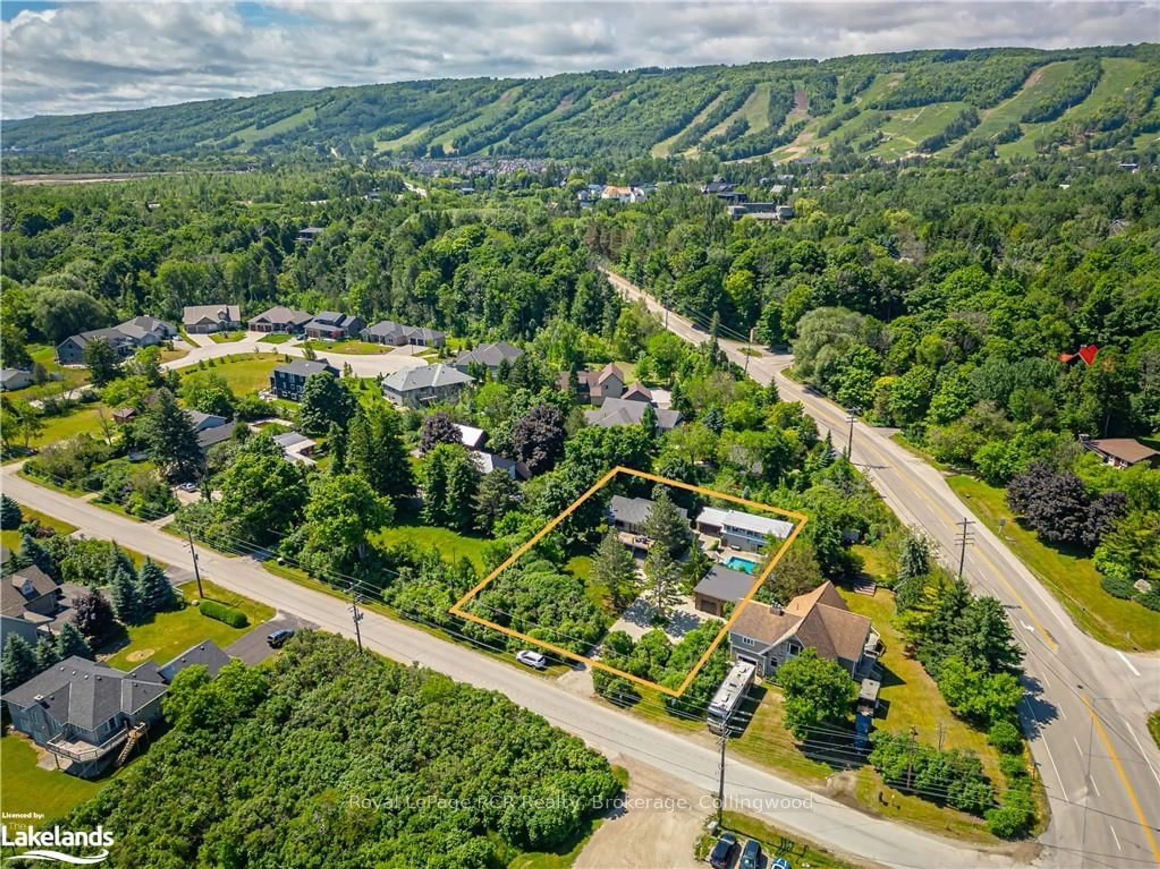 A pic from exterior of the house or condo, the street view for 116 LAKESHORE Rd, Blue Mountains Ontario L9Y 0N2