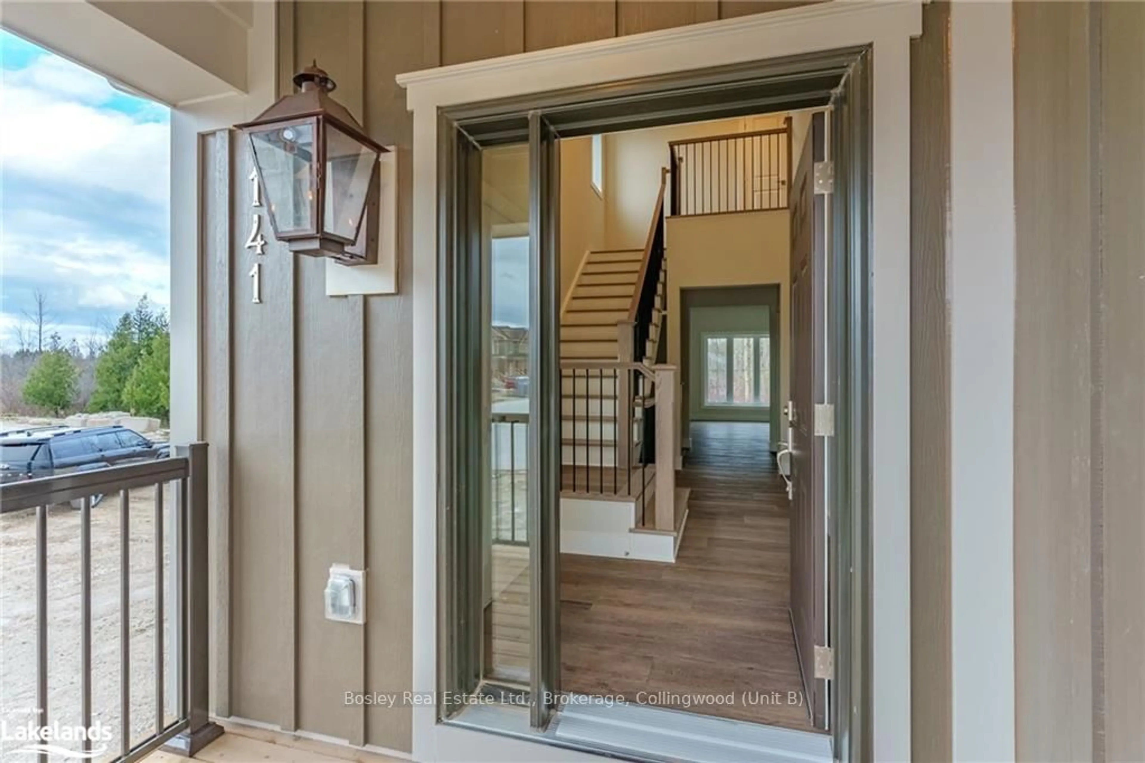 Indoor entryway, wood floors for 141 WHITE OAK Cres, Blue Mountains Ontario L9Y 0Z3