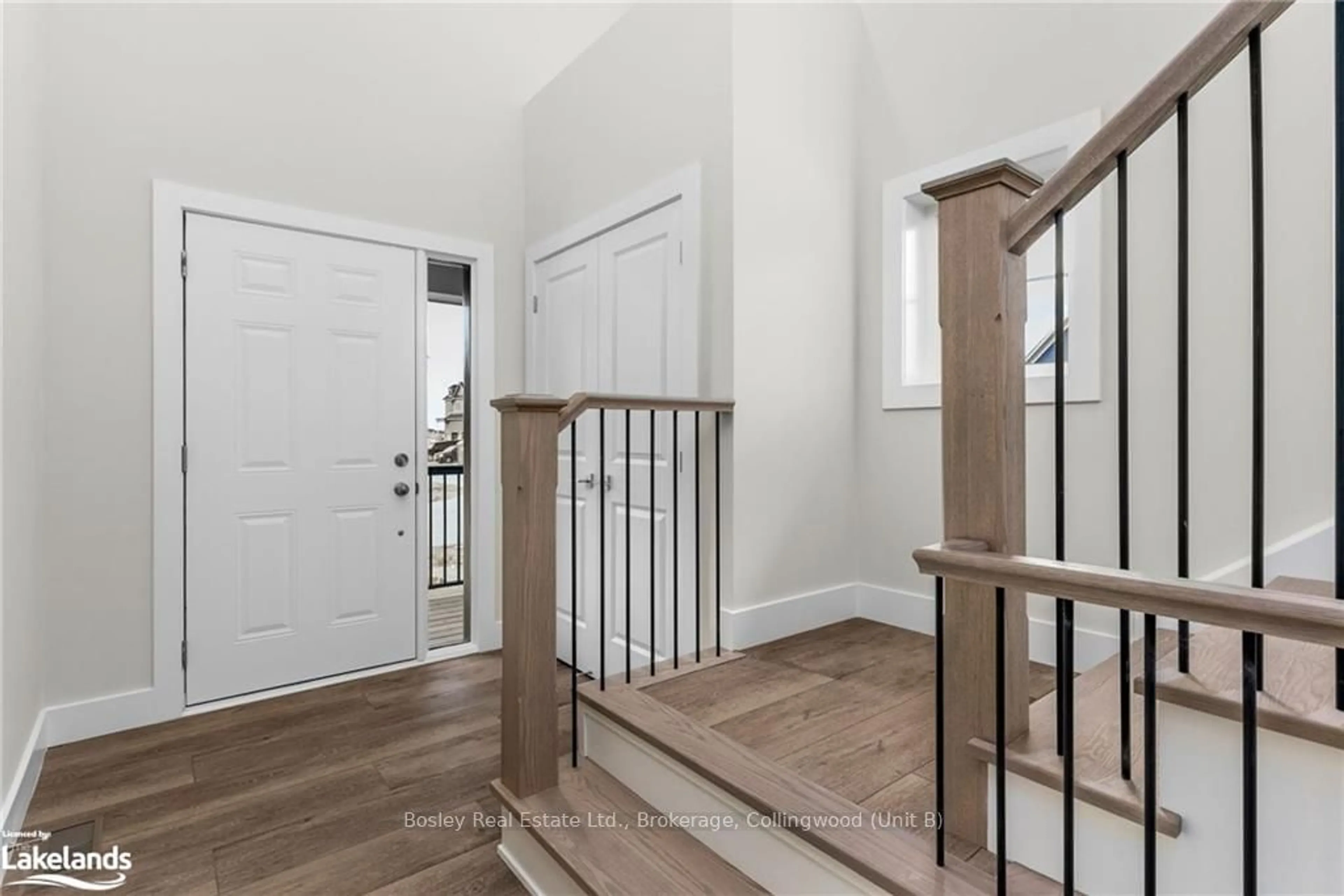 Indoor entryway, wood floors for 141 WHITE OAK Cres, Blue Mountains Ontario L9Y 0Z3