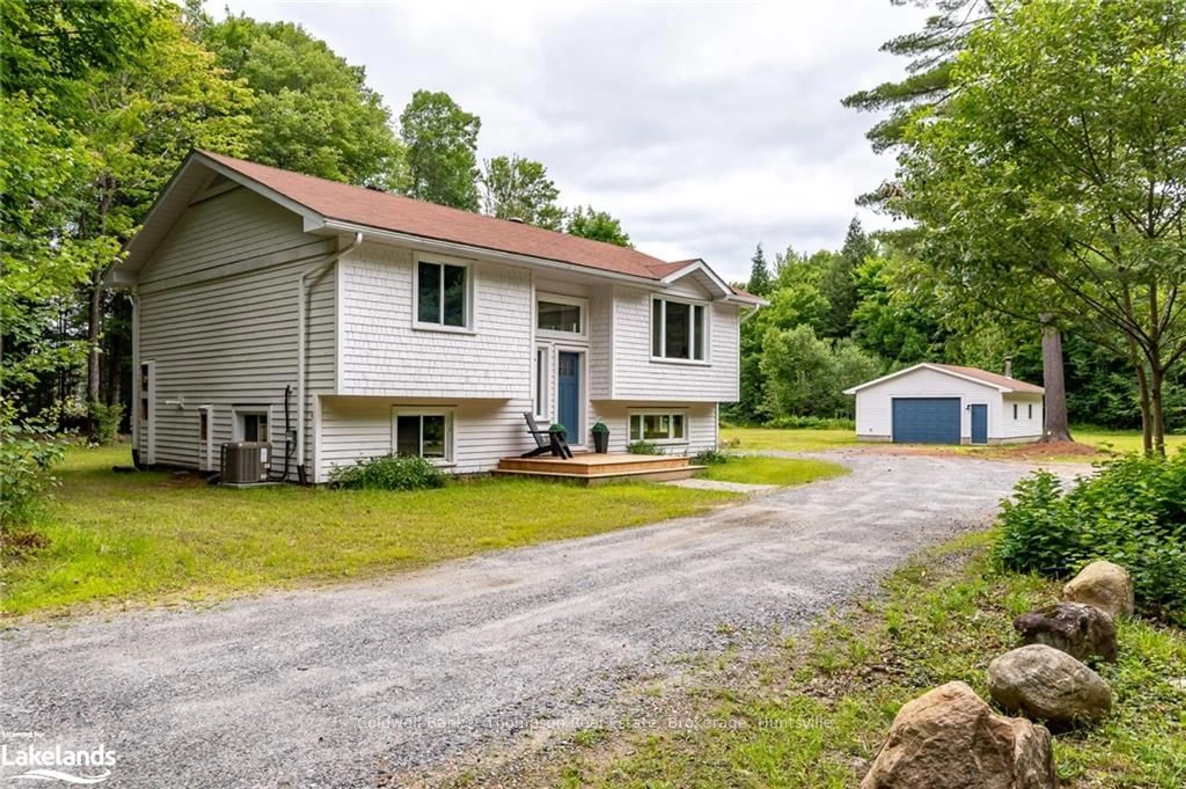 Frontside or backside of a home, cottage for 323 LYNX LAKE Rd, Huntsville Ontario P1H 2J3