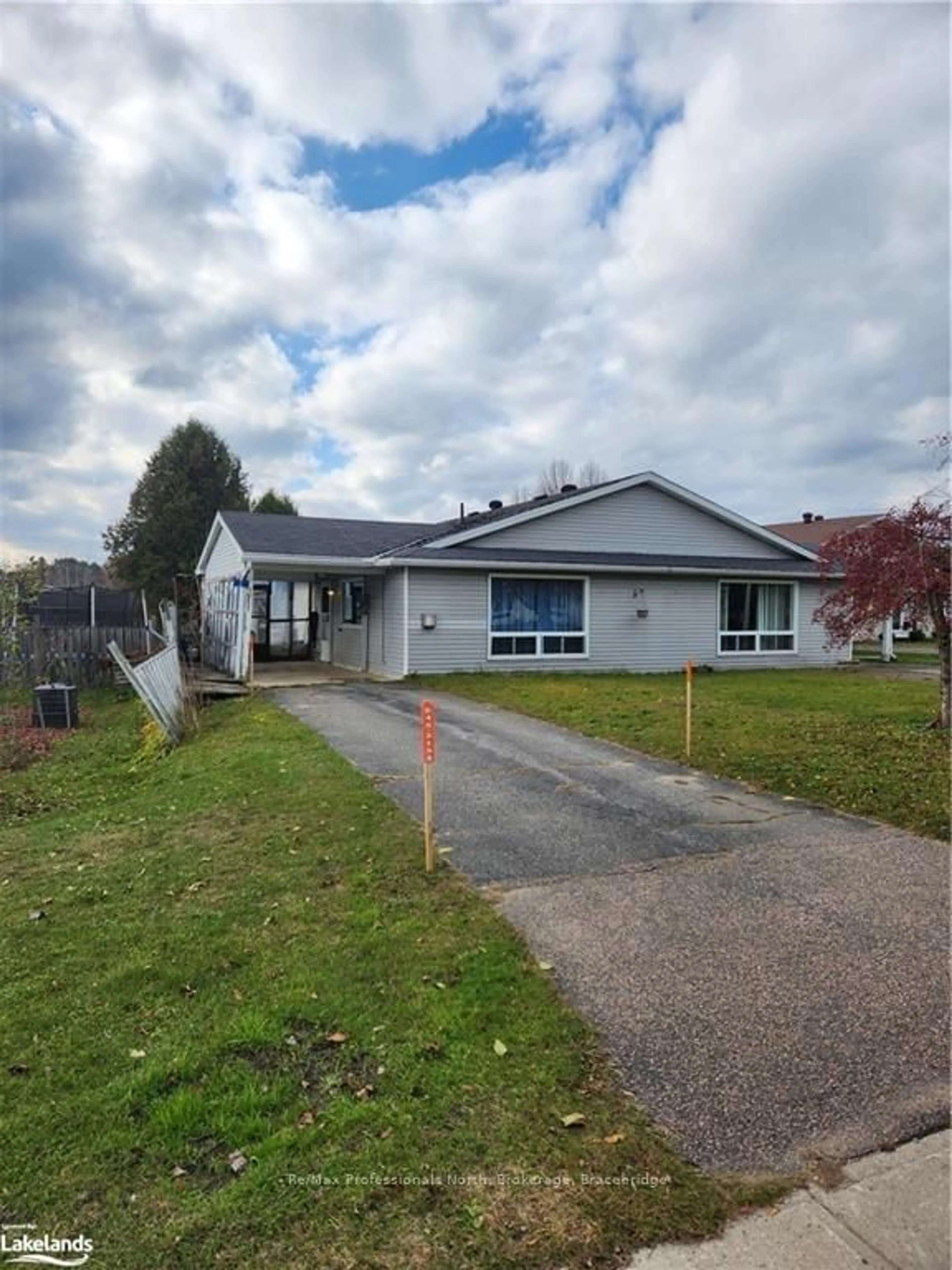 Frontside or backside of a home, the front or back of building for 2 PINECONE Dr, Bracebridge Ontario P1L 2G3