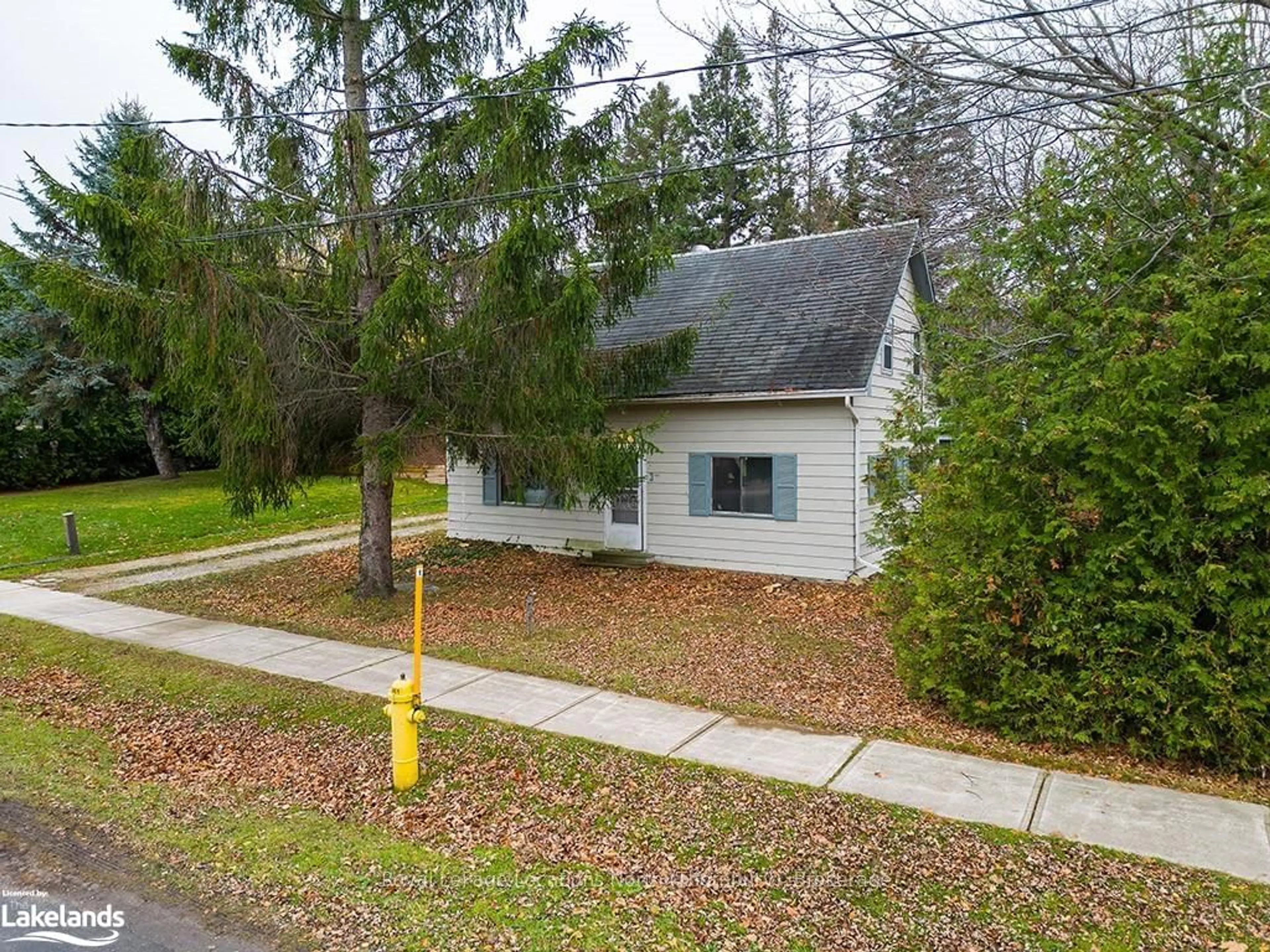 Frontside or backside of a home, cottage for 35 KING St, Blue Mountains Ontario N0H 2P0