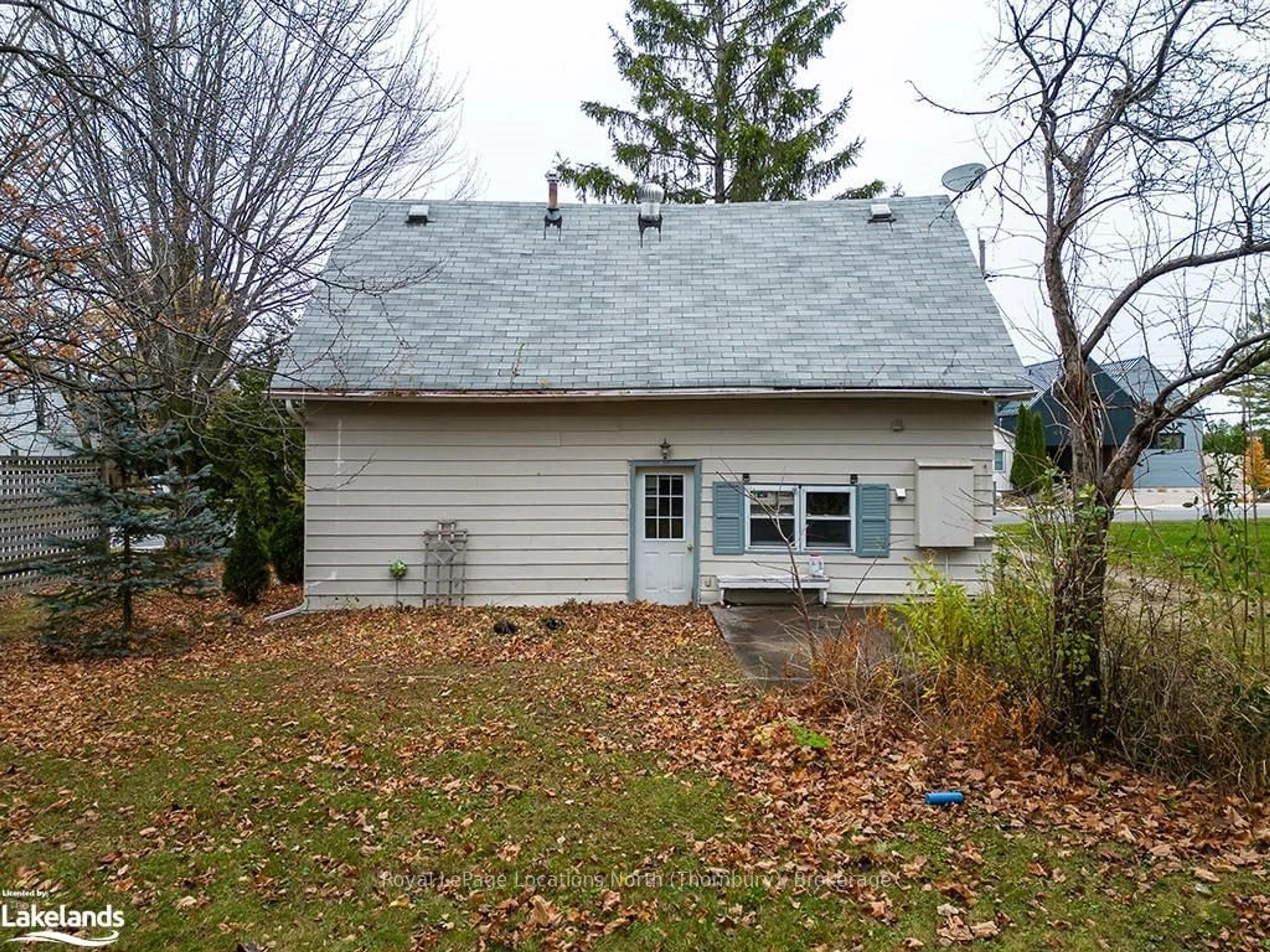 Frontside or backside of a home, cottage for 35 KING St, Blue Mountains Ontario N0H 2P0