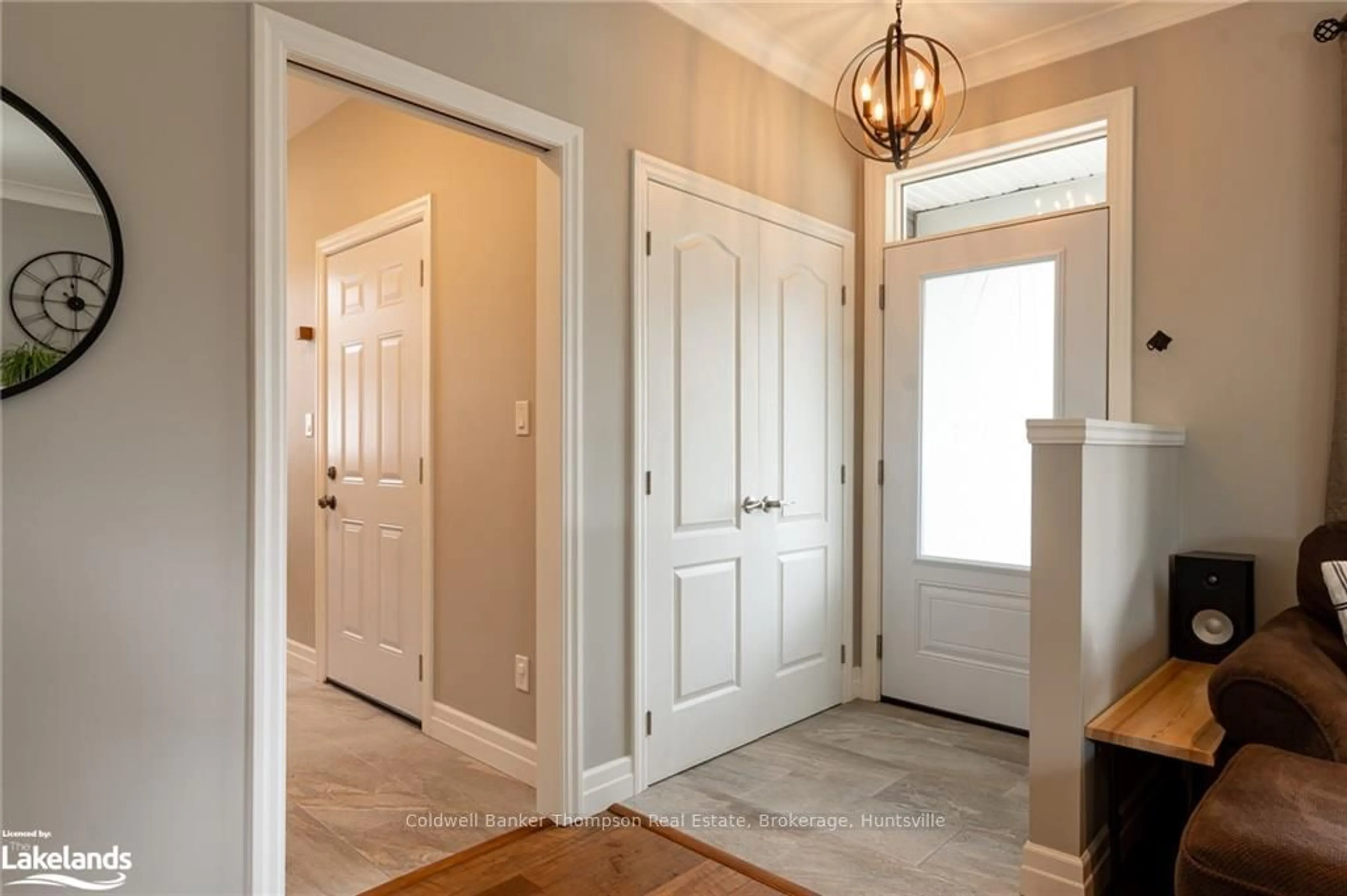 Indoor entryway, wood floors for 8 NEWHAVEN Crt, Huntsville Ontario P1H 1M8