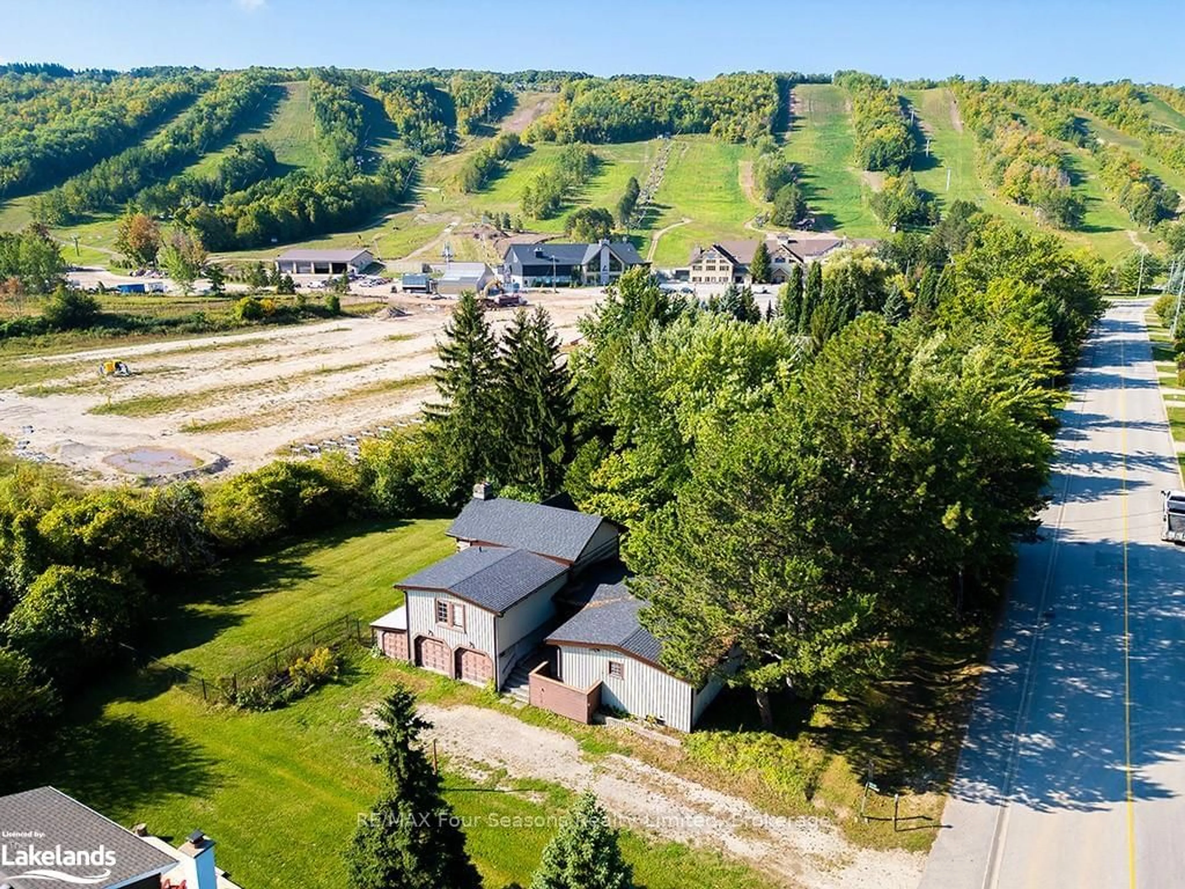 A pic from exterior of the house or condo, the street view for 134 CRAIGLEITH Rd, Blue Mountains Ontario L9Y 0S3