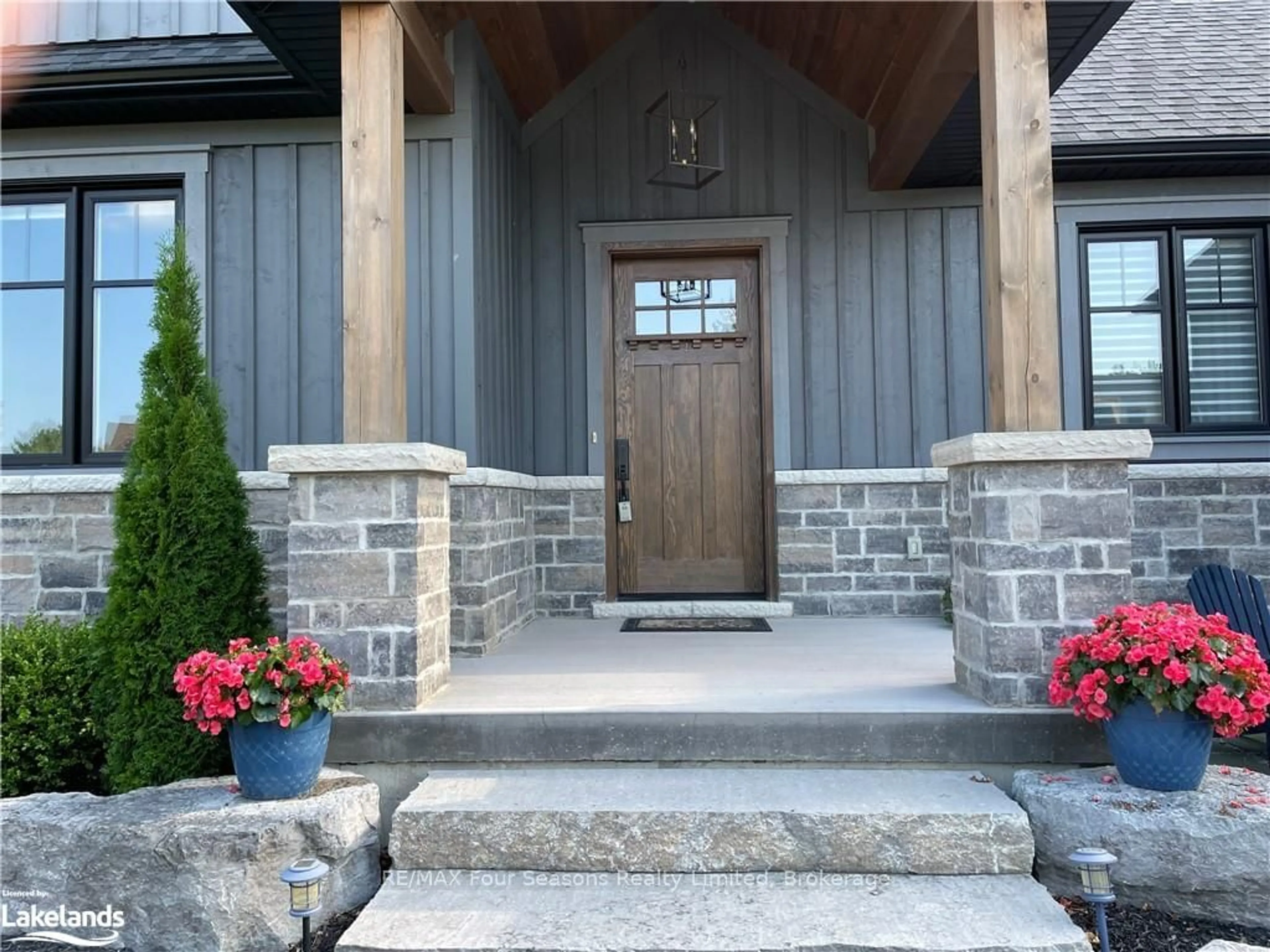 Indoor entryway, cement floor for 122 BARTON Blvd, Blue Mountains Ontario N0H 1J0