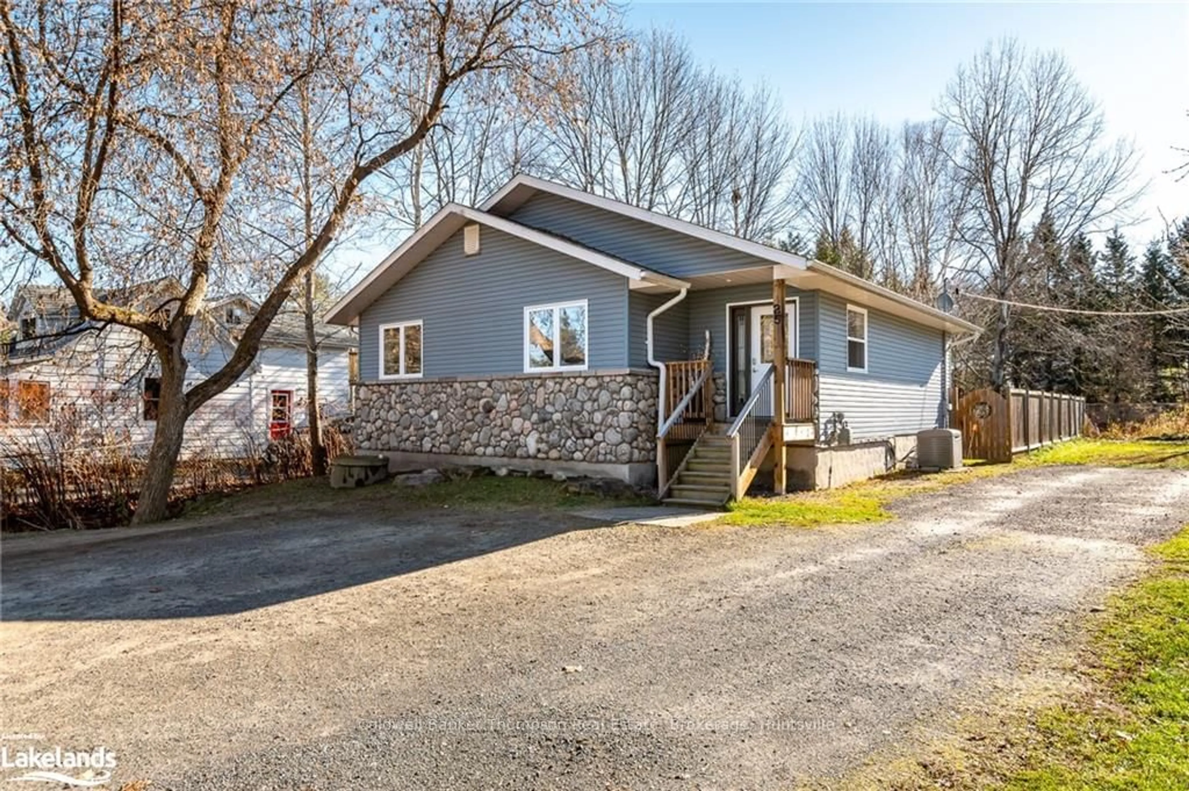 Frontside or backside of a home, cottage for 25 EAST ELLIOTT St, Huntsville Ontario P1H 1W7