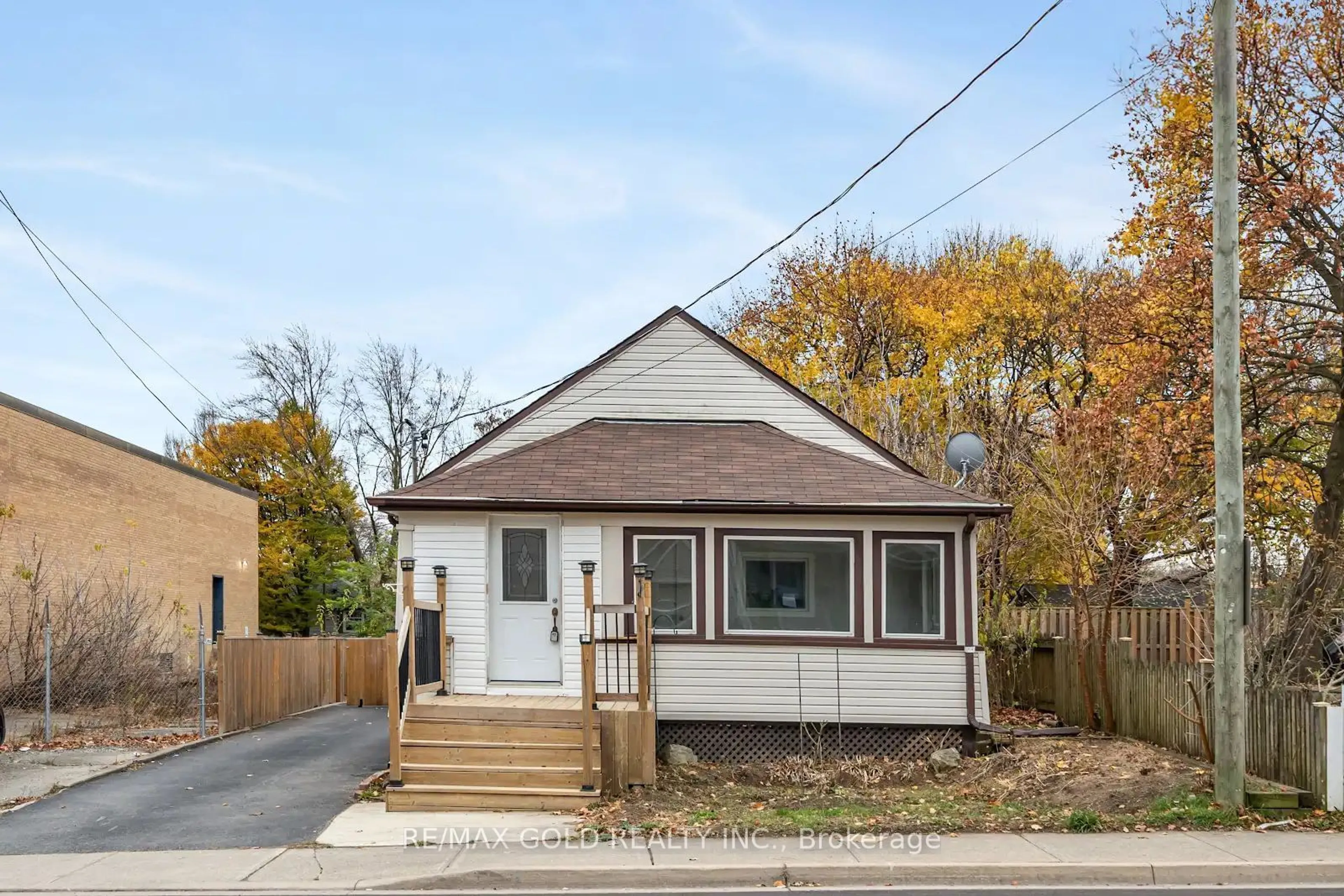 Frontside or backside of a home, cottage for 4910 MORRISON St, Niagara Falls Ontario L2E 2C5