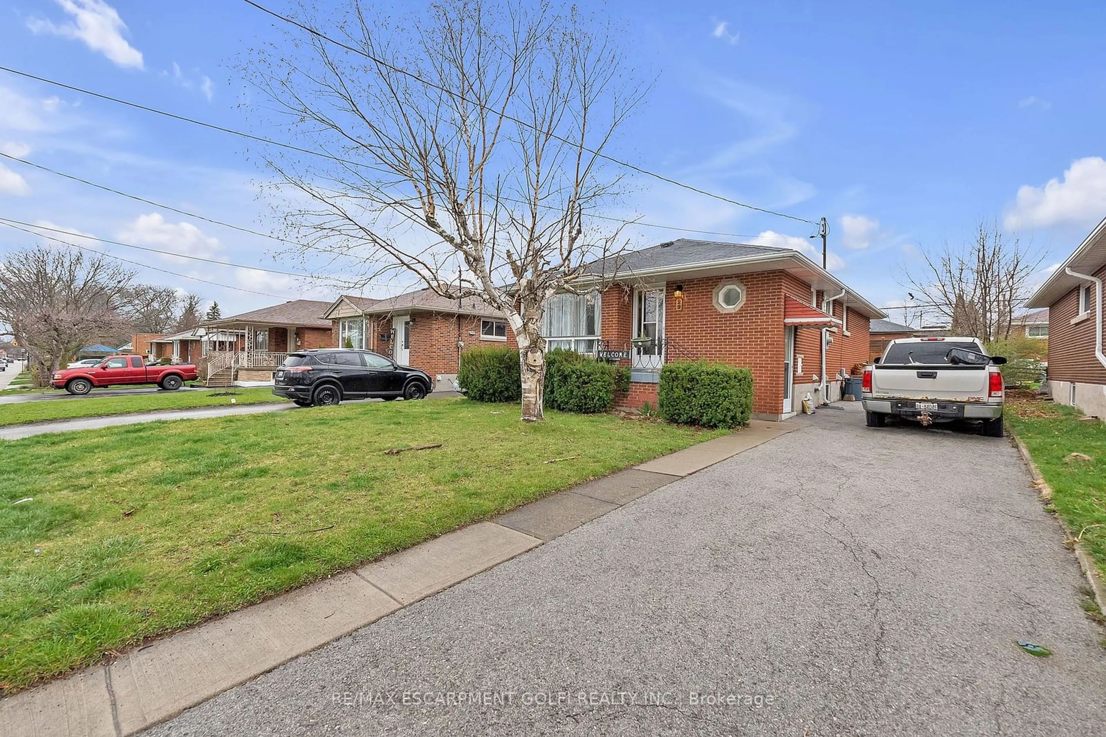 Frontside or backside of a home, the street view for 29 Clarendon Ave, Hamilton Ontario L9A 2Z9