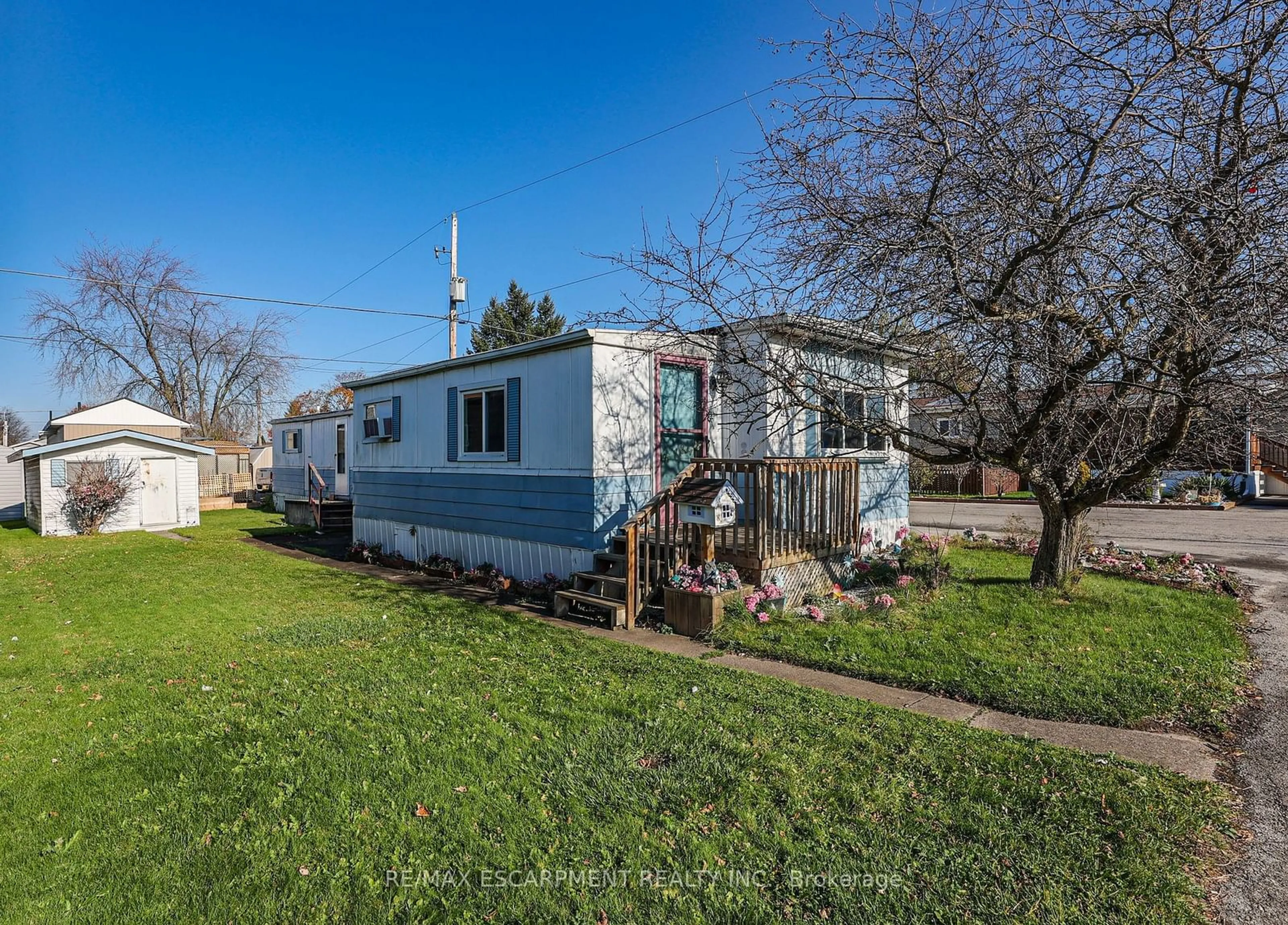 A pic from exterior of the house or condo, the fenced backyard for 4589 Deborah Lane, Lincoln Ontario L3J 0W1