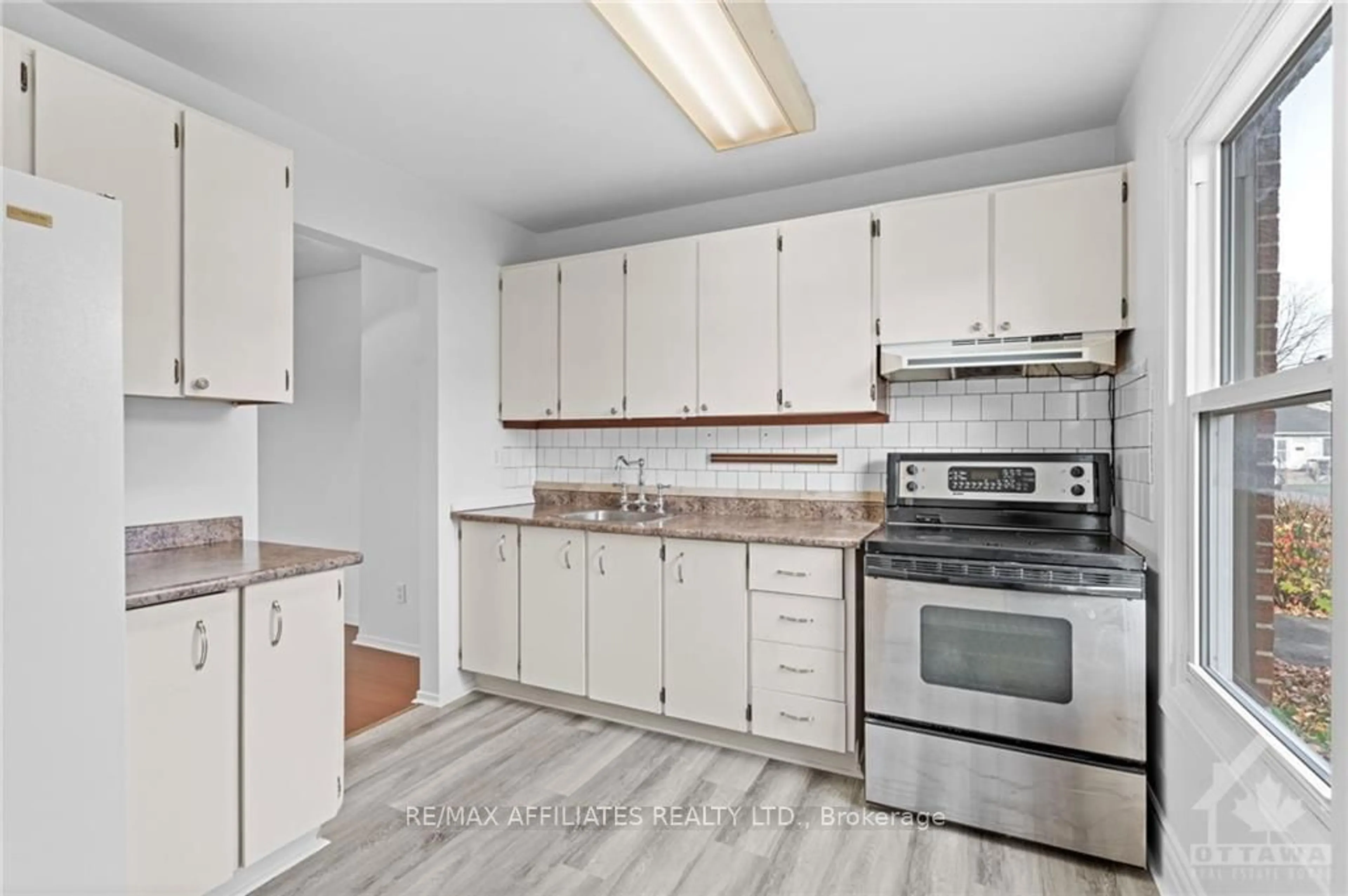 Standard kitchen, wood floors, cottage for 3134 FENMORE St, Blossom Park - Airport and Area Ontario K1T 1S5