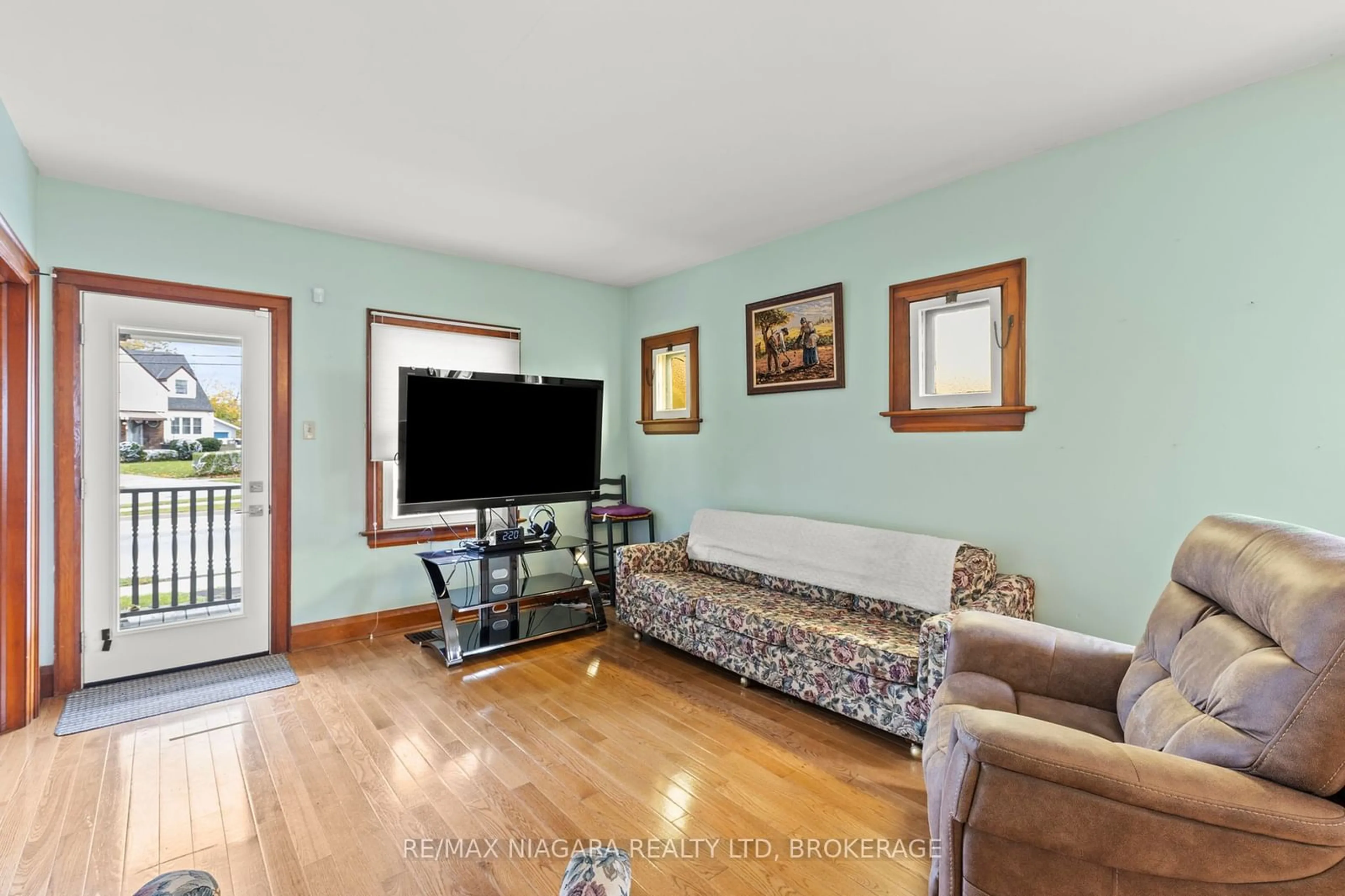 Living room, wood floors for 259 NIAGARA St, St. Catharines Ontario L2M 4V5