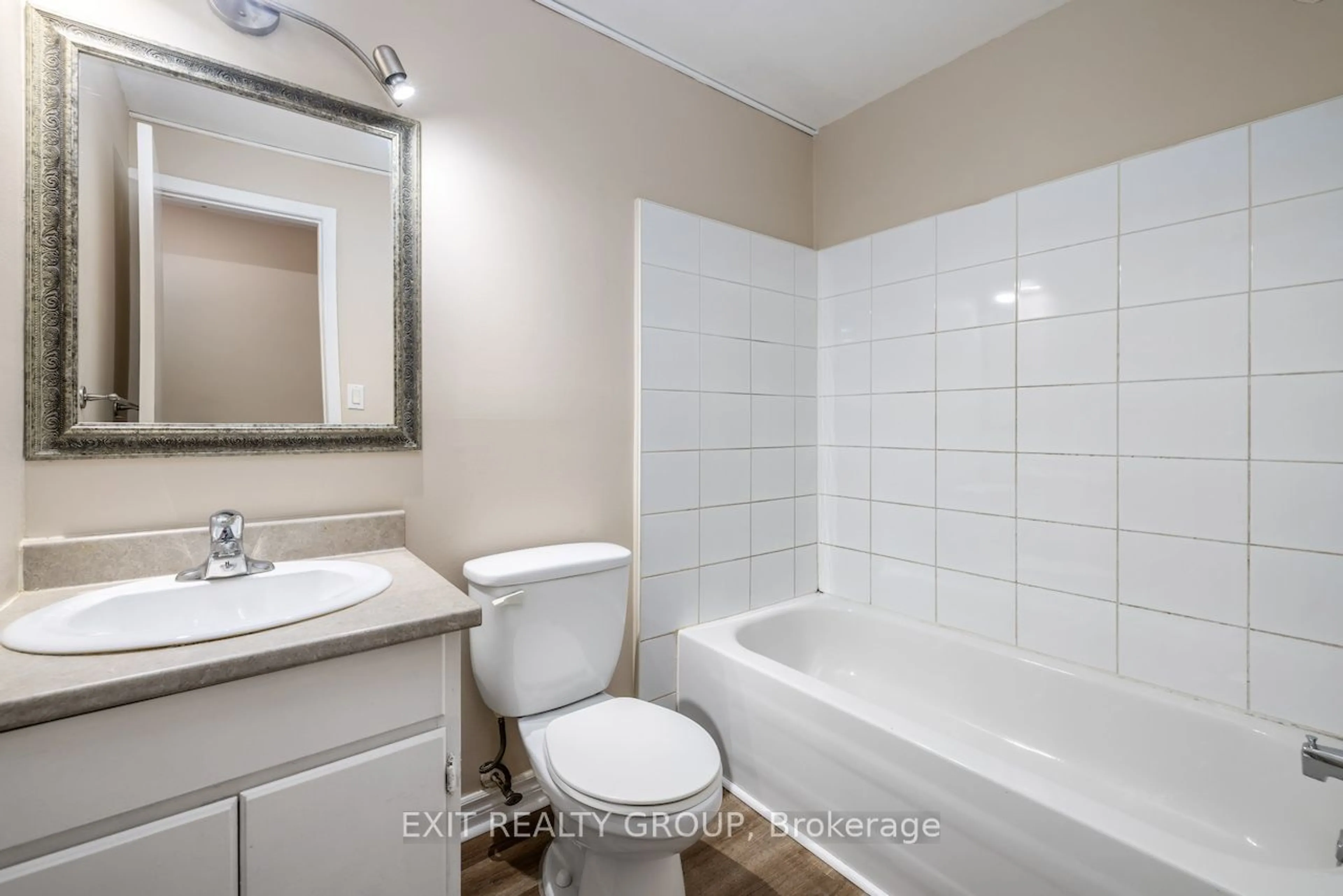 Standard bathroom for 25 College St #103, Belleville Ontario K8P 2E3