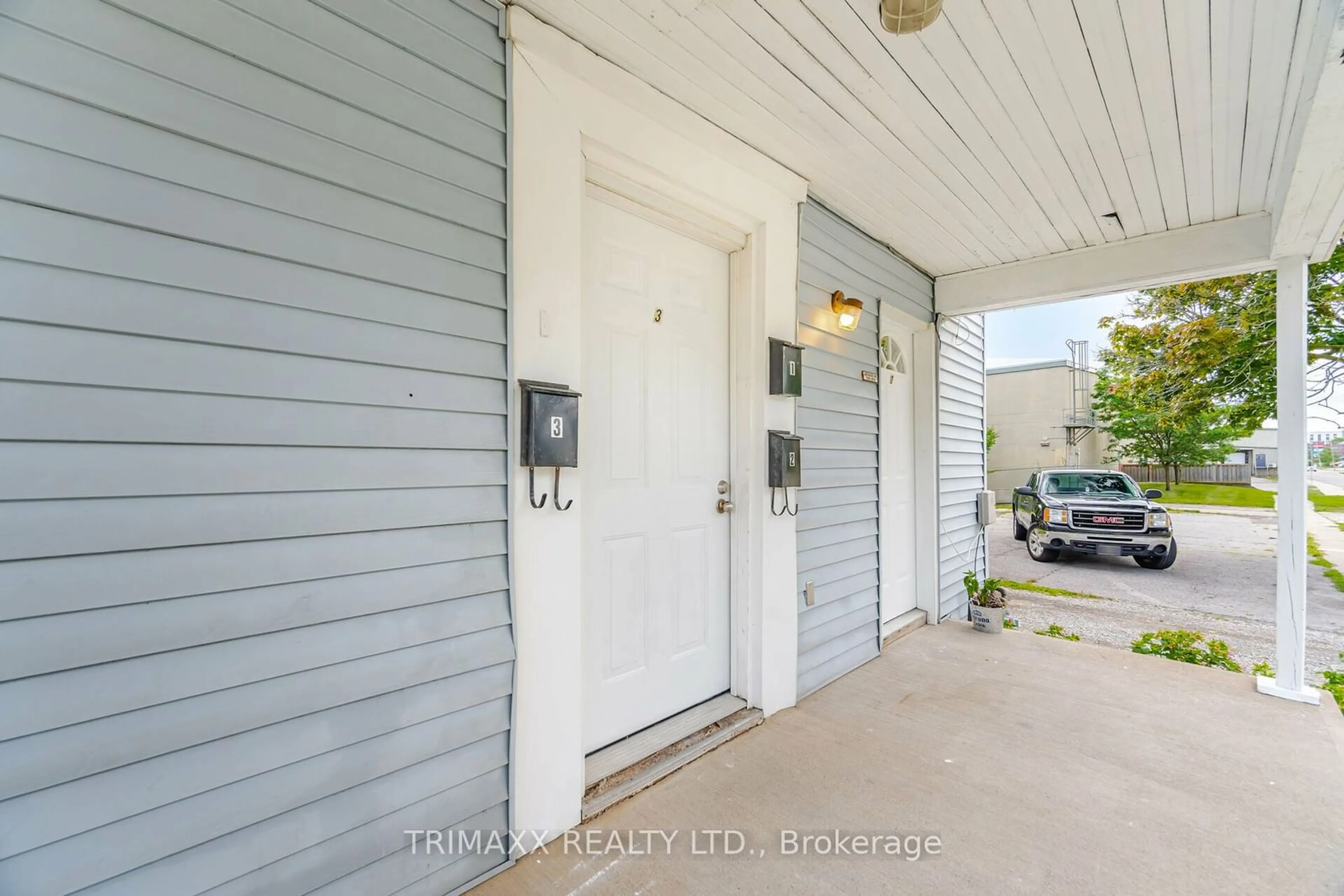 Indoor entryway, wood floors for 62 Pine St, Thorold Ontario L2V 2N9