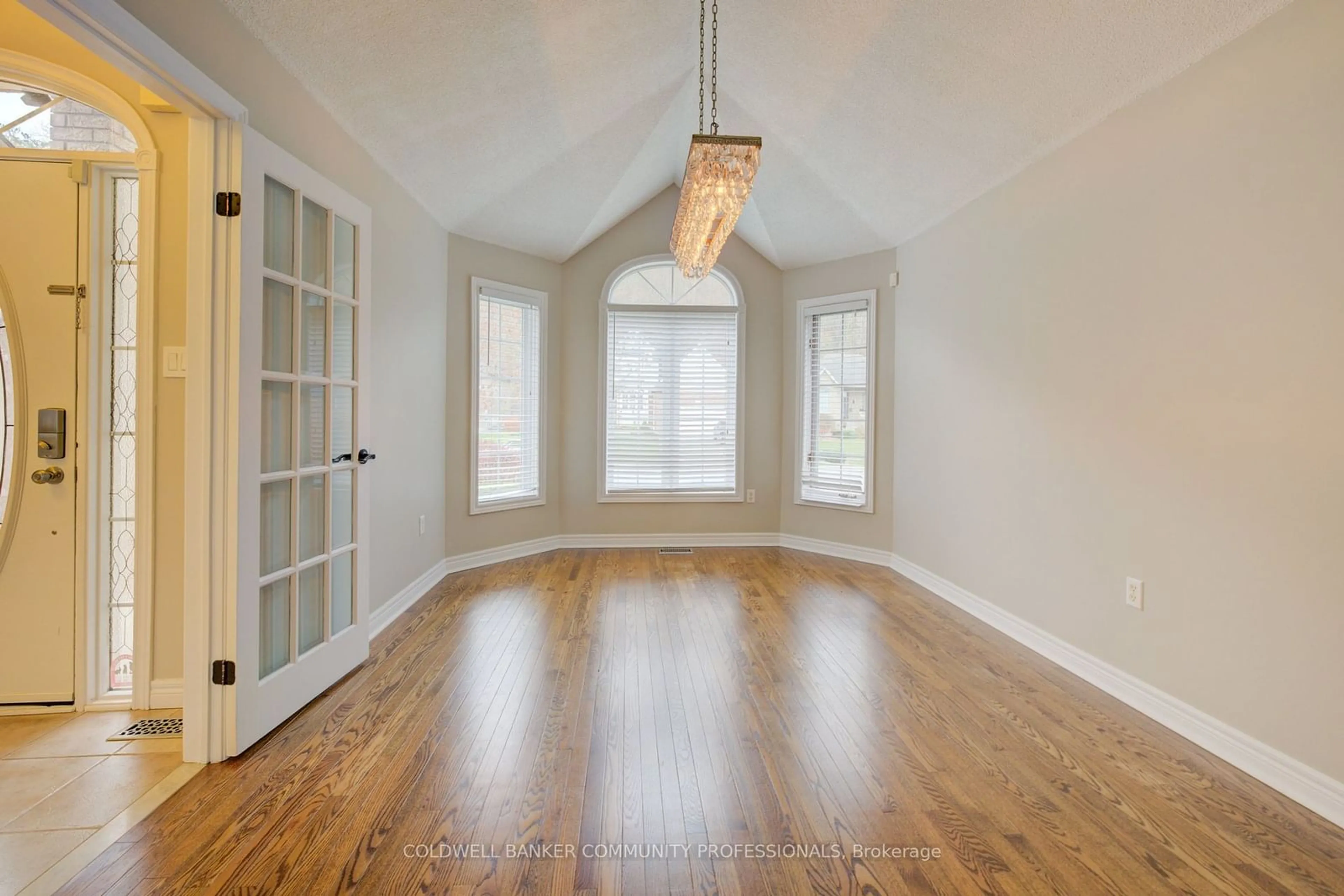 A pic of a room, wood floors for 129 Dorchester Dr, Grimsby Ontario L3M 5H5