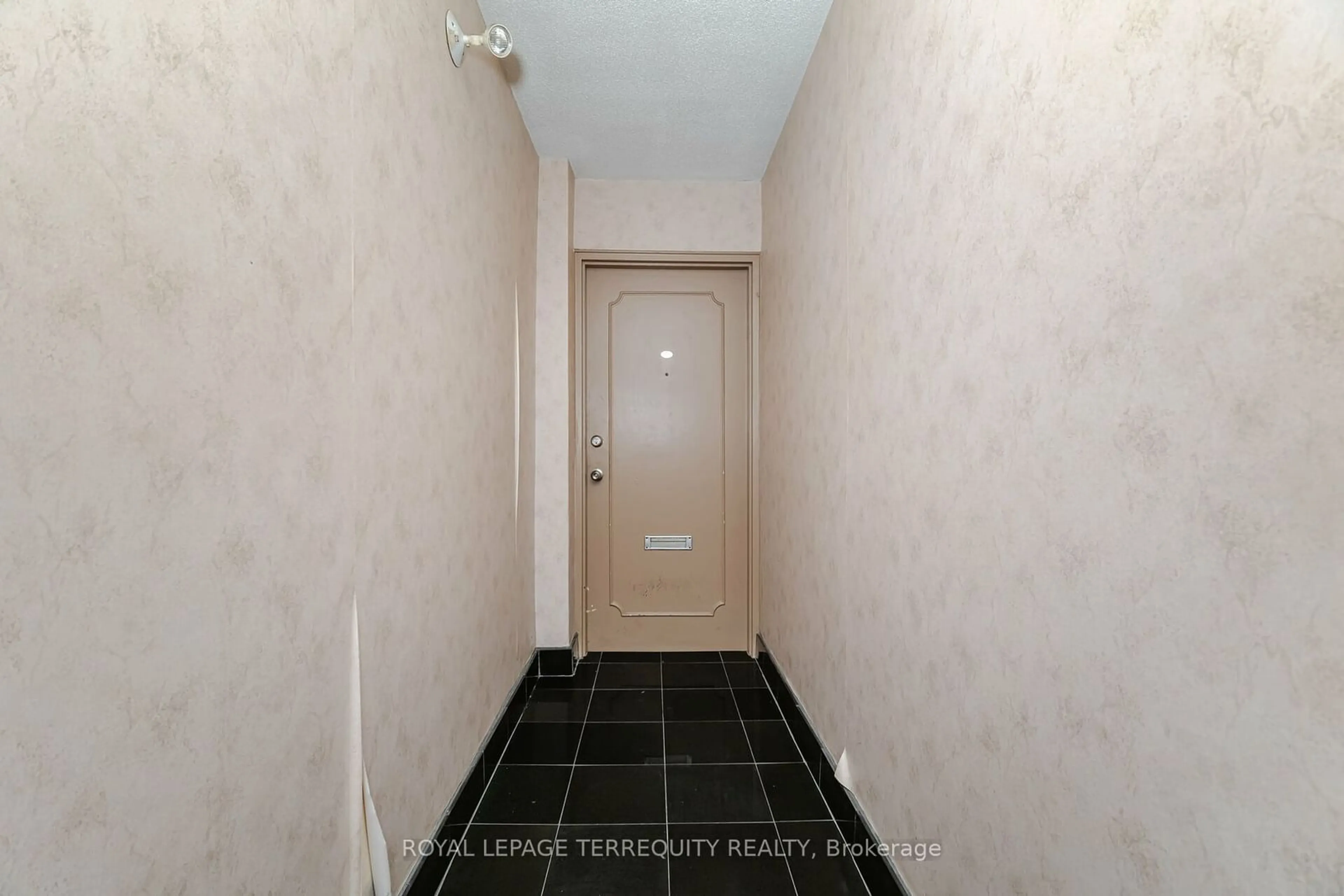 Indoor entryway, unknown floor for 81 Charlton Ave #101, Hamilton Ontario L8N 1Y7