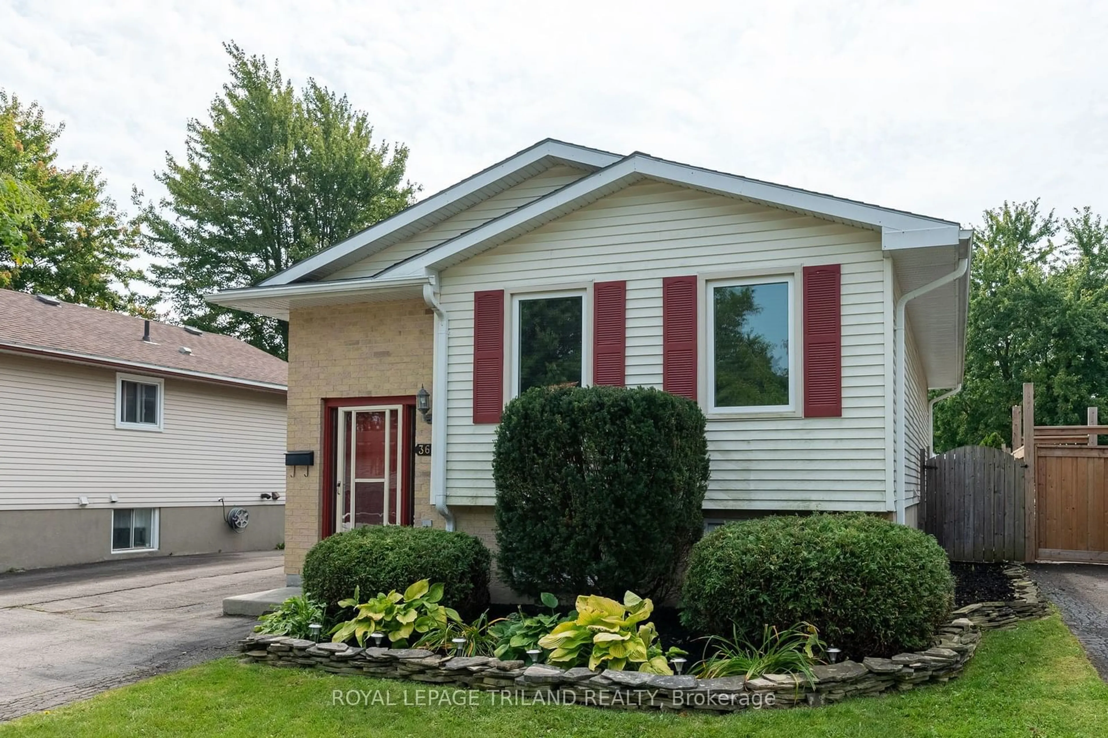 Frontside or backside of a home, cottage for 368 Ardsley Cres, London Ontario N6G 3W7