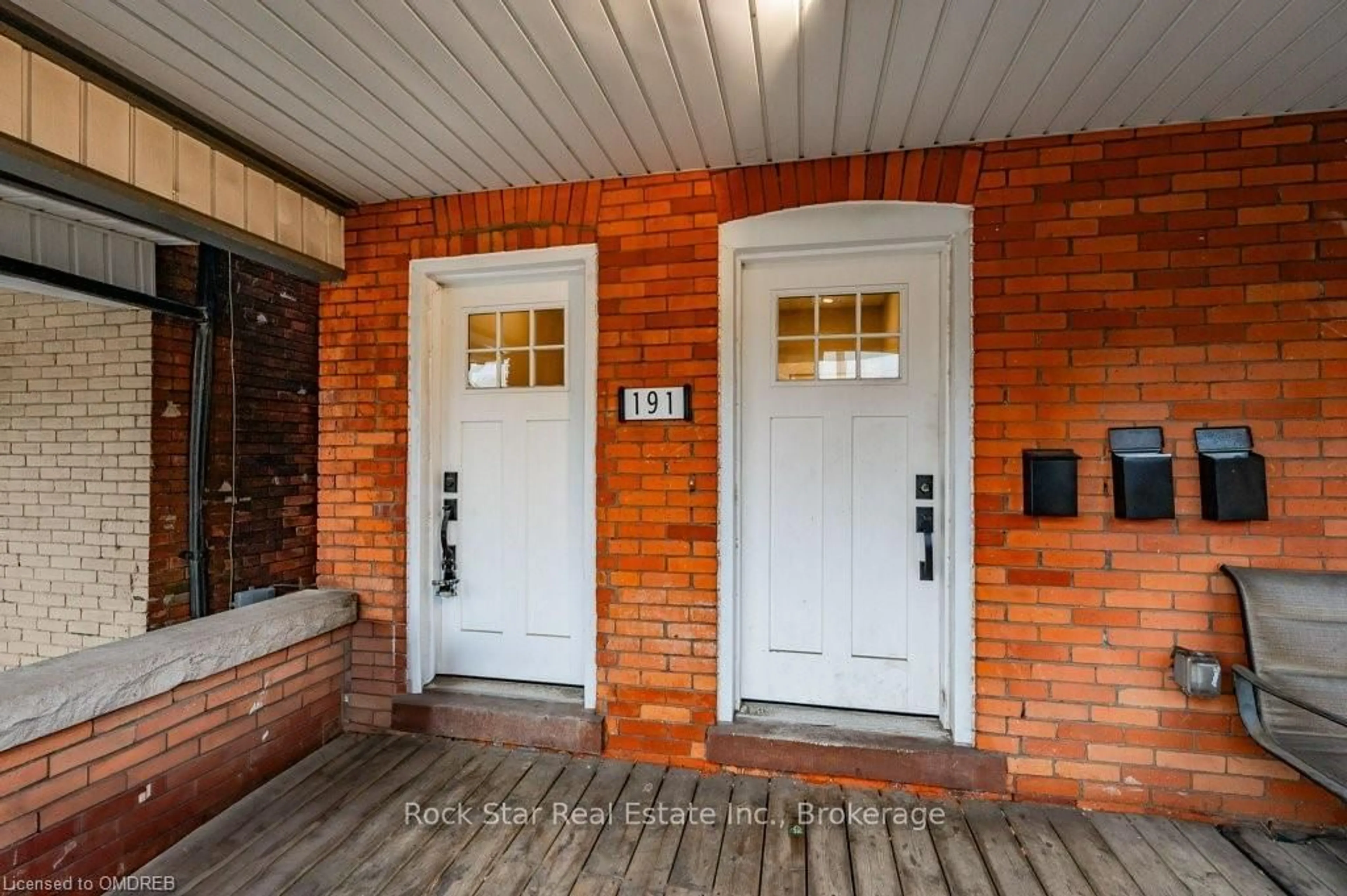 Indoor entryway, wood floors for 191 WENTWORTH St, Hamilton Ontario L8N 2Z5