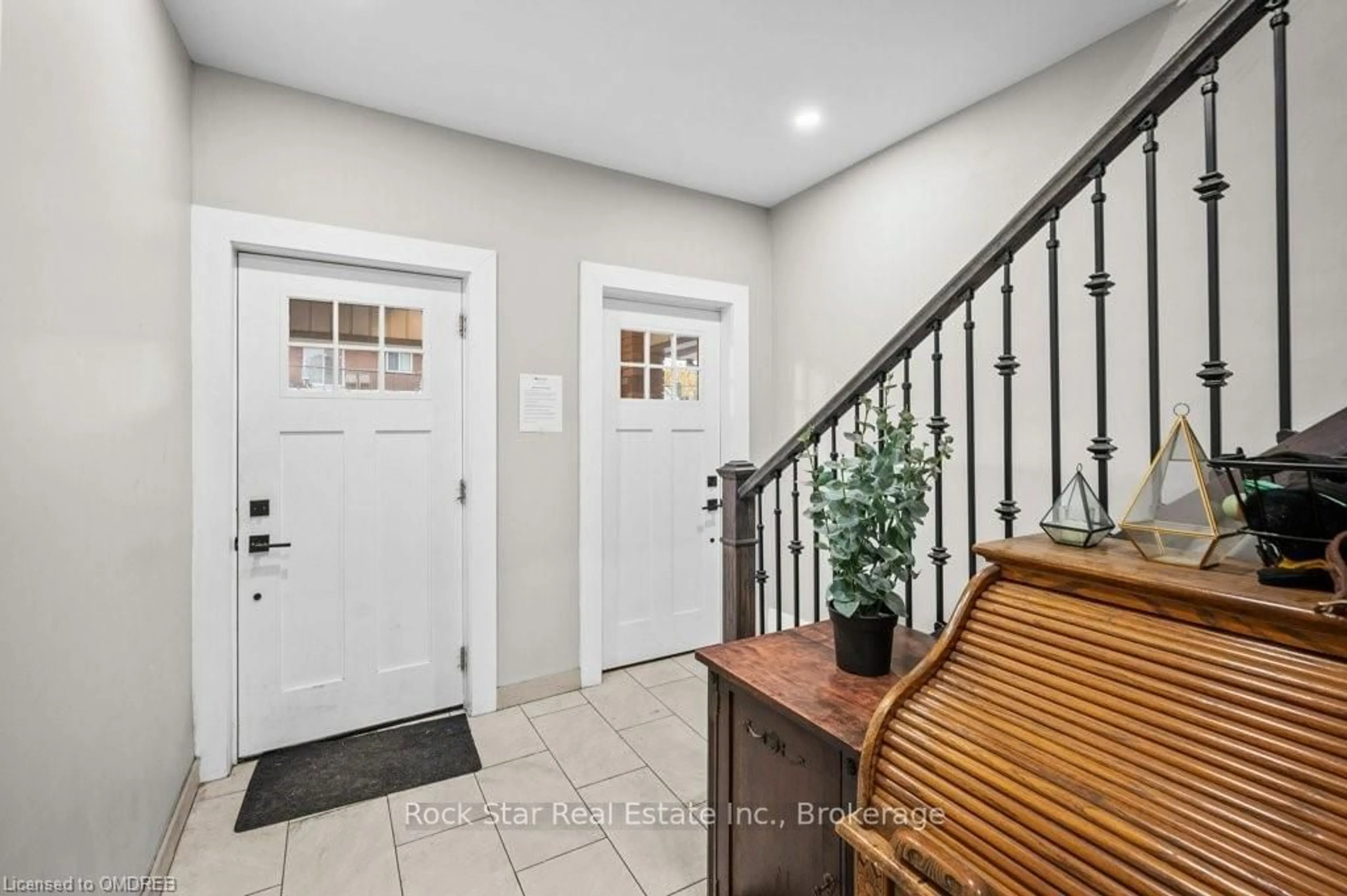 Indoor entryway, wood floors for 191 WENTWORTH St, Hamilton Ontario L8N 2Z5