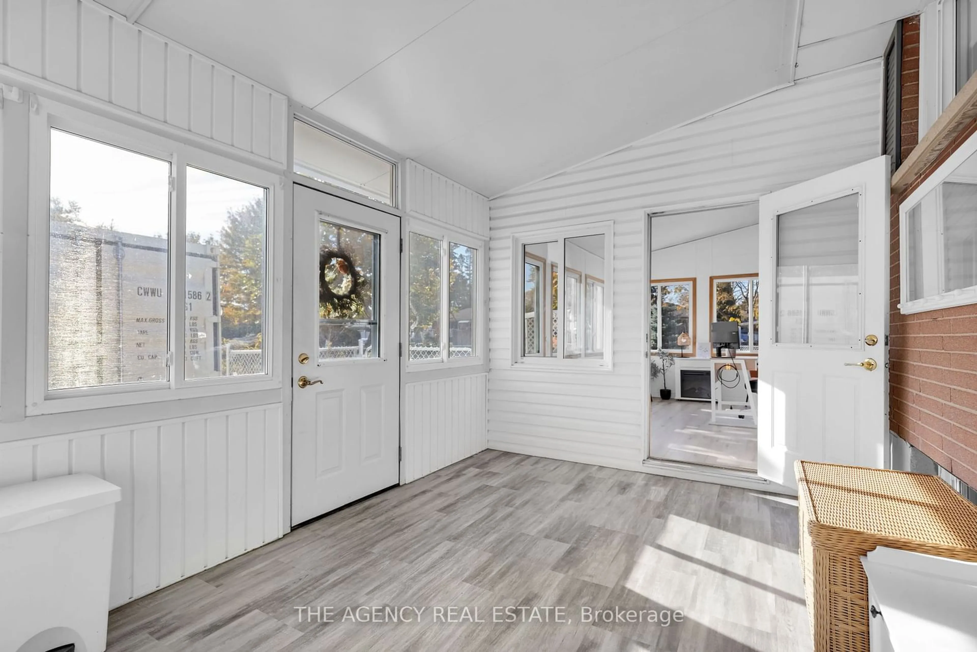 Indoor entryway, wood floors for 260 Tweedsmuir Ave, London Ontario N5W 1L3