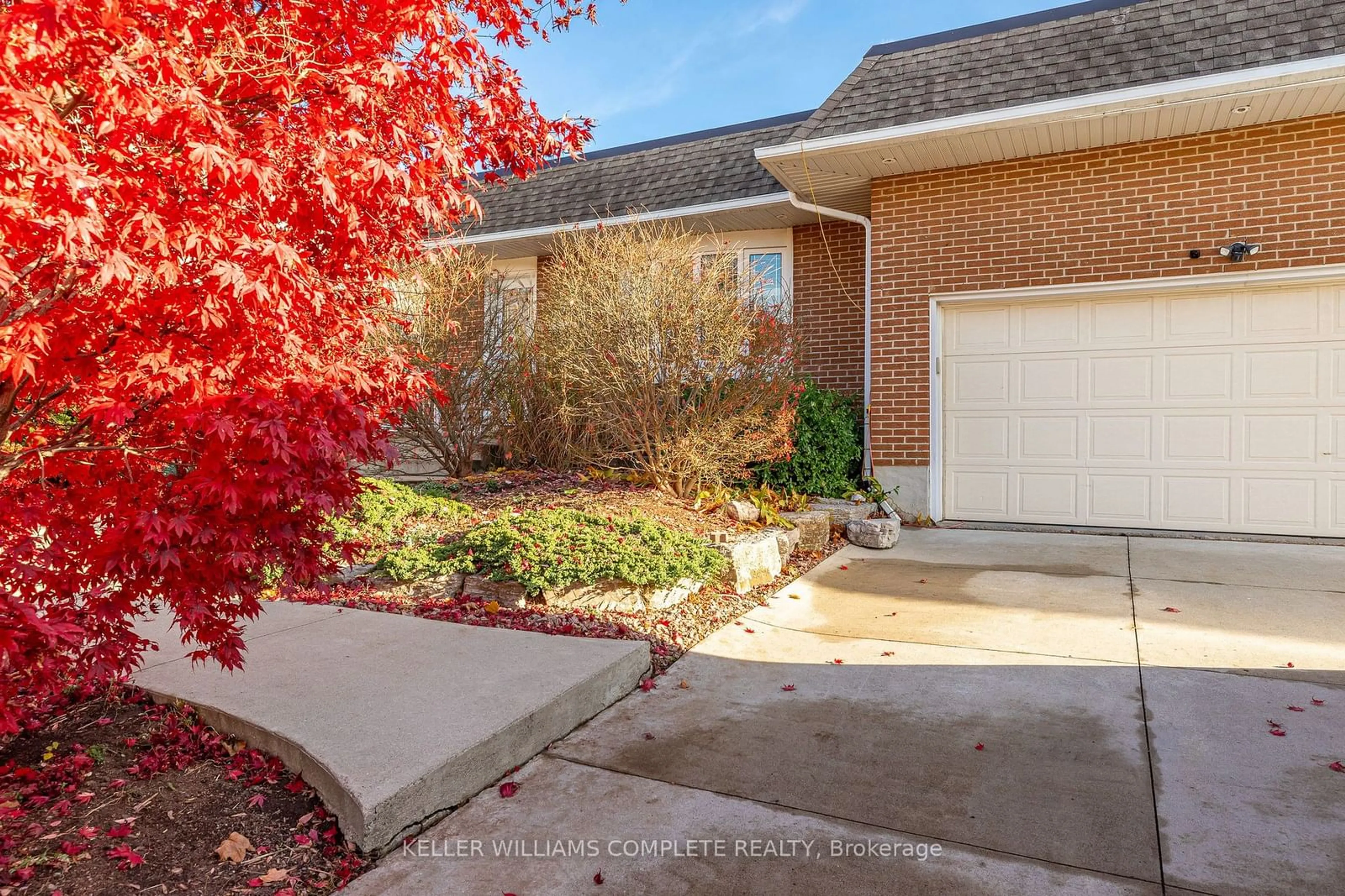 Frontside or backside of a home, the street view for 32 AUDUBON St, Hamilton Ontario L8J 1J7