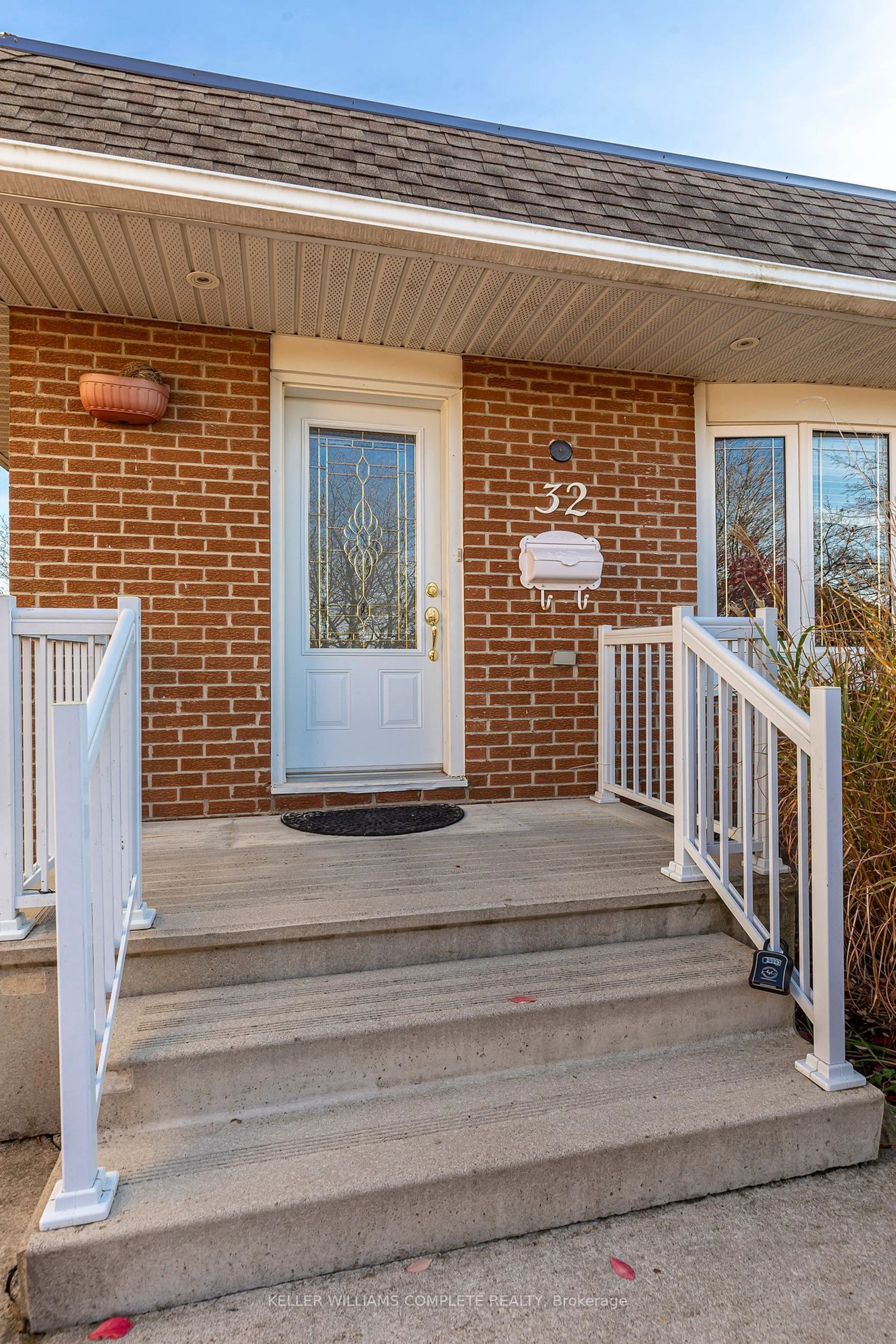 Indoor entryway for 32 AUDUBON St, Hamilton Ontario L8J 1J7