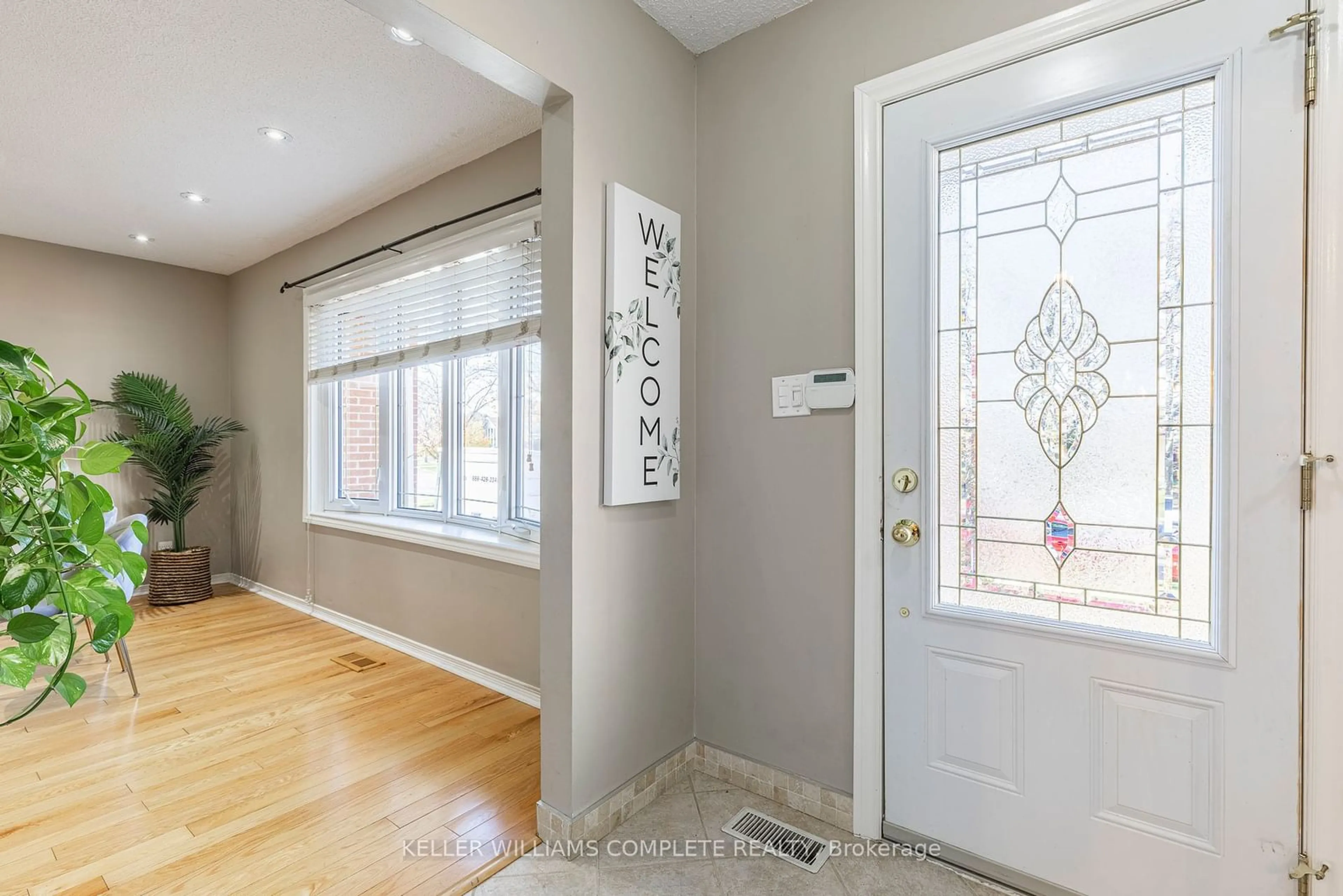 Indoor entryway, wood floors for 32 AUDUBON St, Hamilton Ontario L8J 1J7