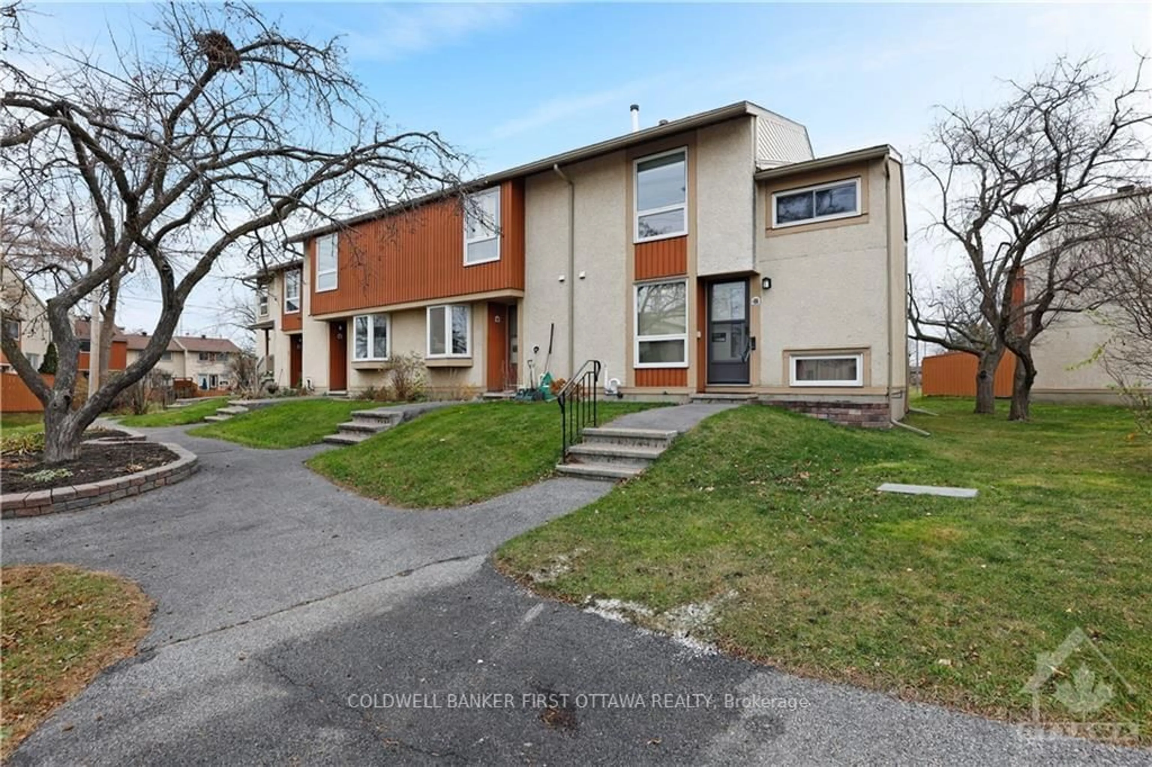 A pic from exterior of the house or condo, the street view for 49 A WOODFIELD Dr, Tanglewood - Grenfell Glen - Pineglen Ontario K2G 3Y7