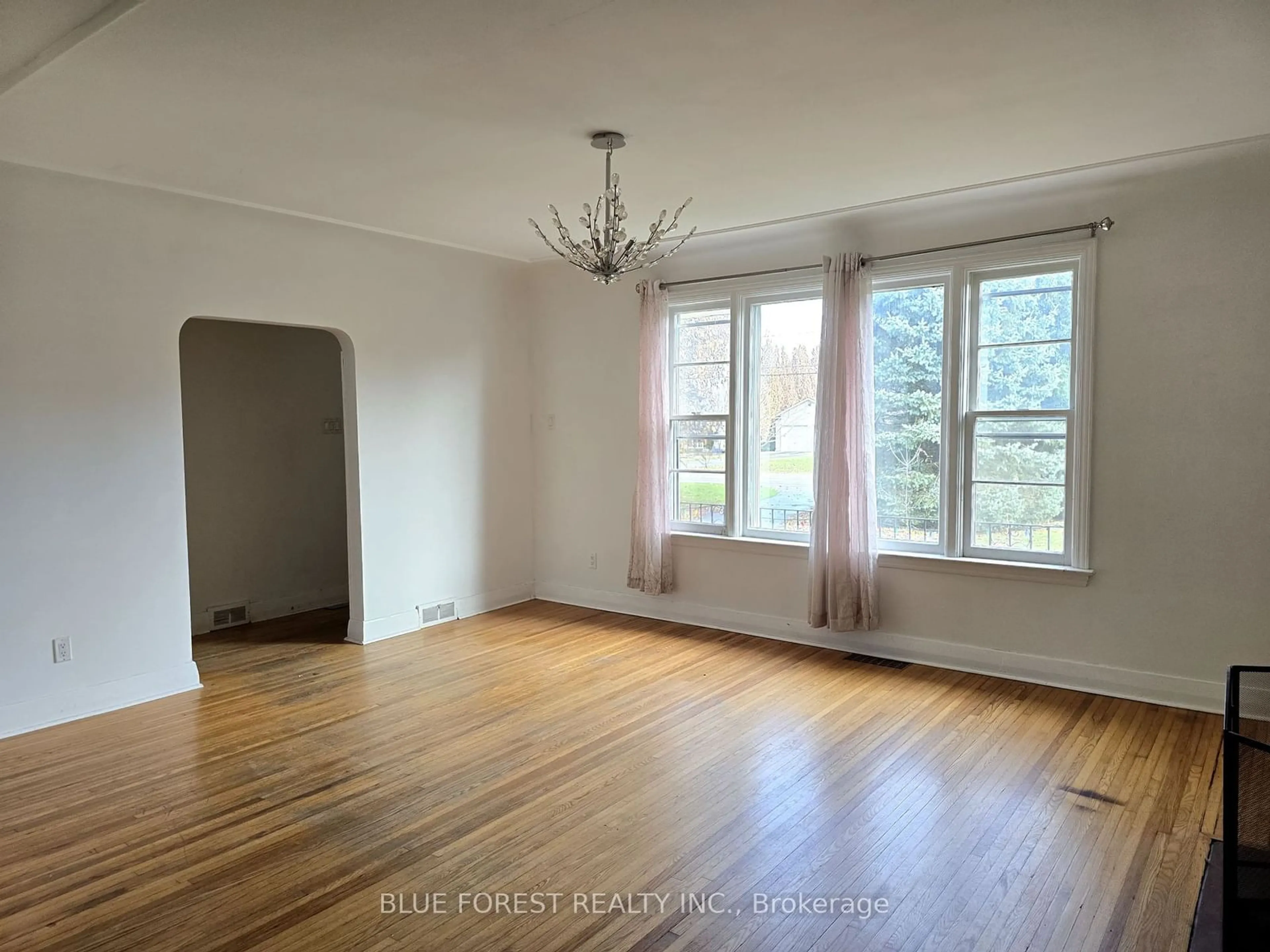 A pic of a room, wood floors for 1111 Crumlin Sdrd, London Ontario N5V 1R6