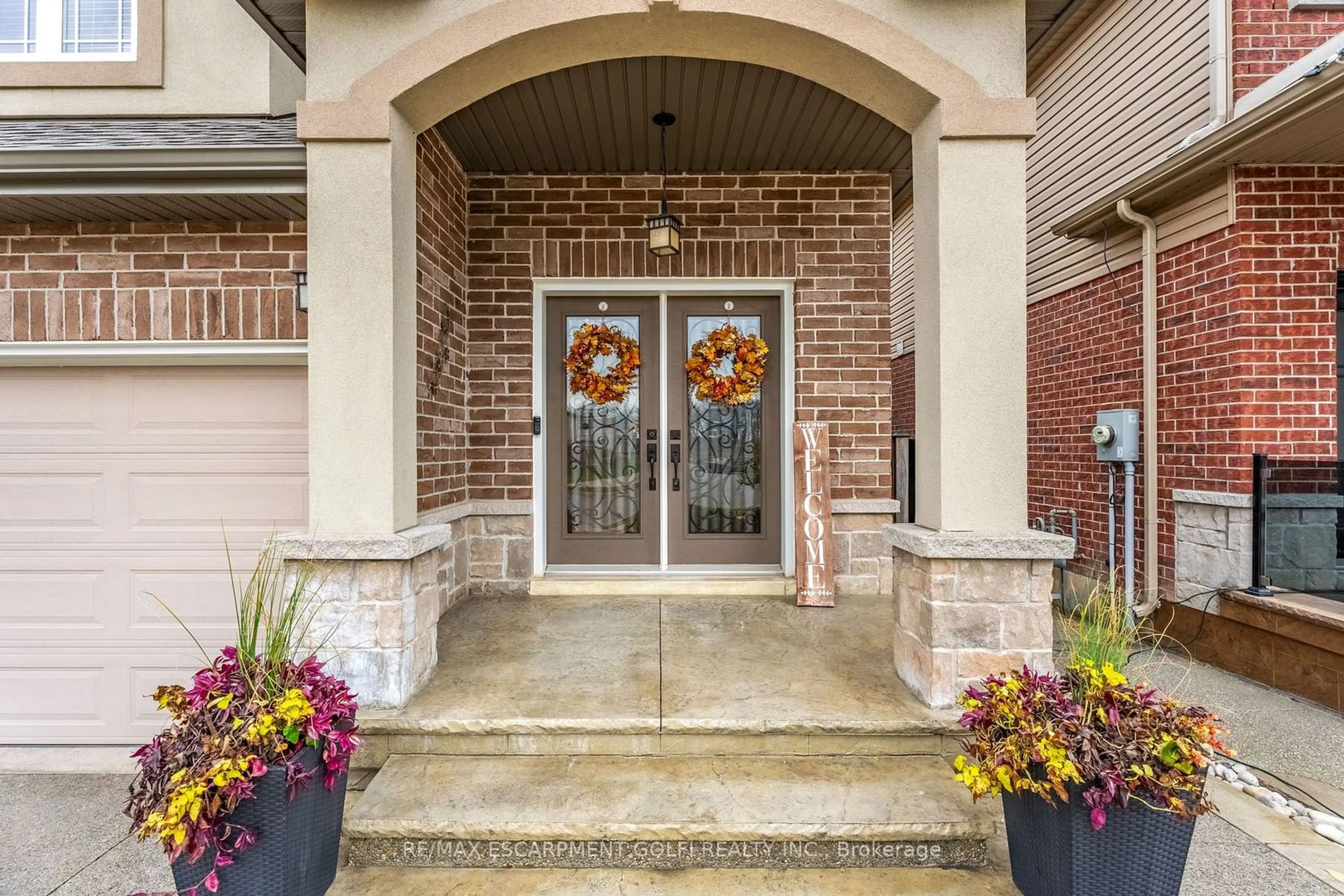 Indoor entryway, carpet floors for 49 Desoto Dr, Hamilton Ontario L9A 0A7