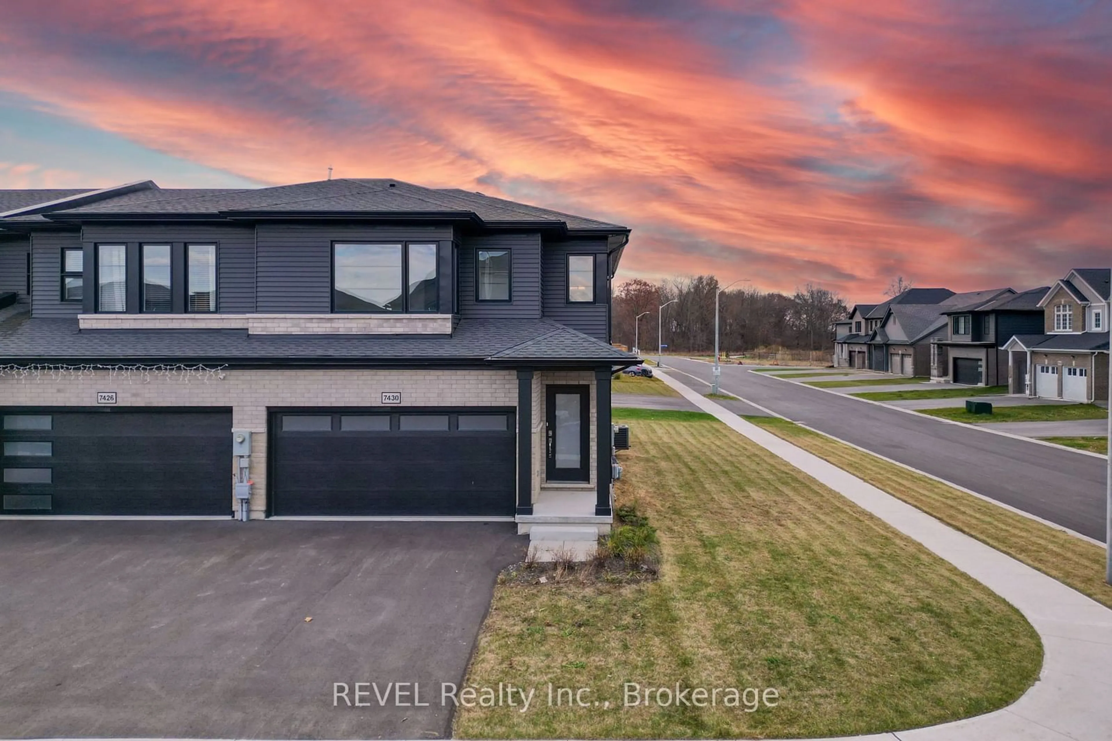 Frontside or backside of a home, the street view for 7430 Jonathan Dr, Niagara Falls Ontario L2H 3T4