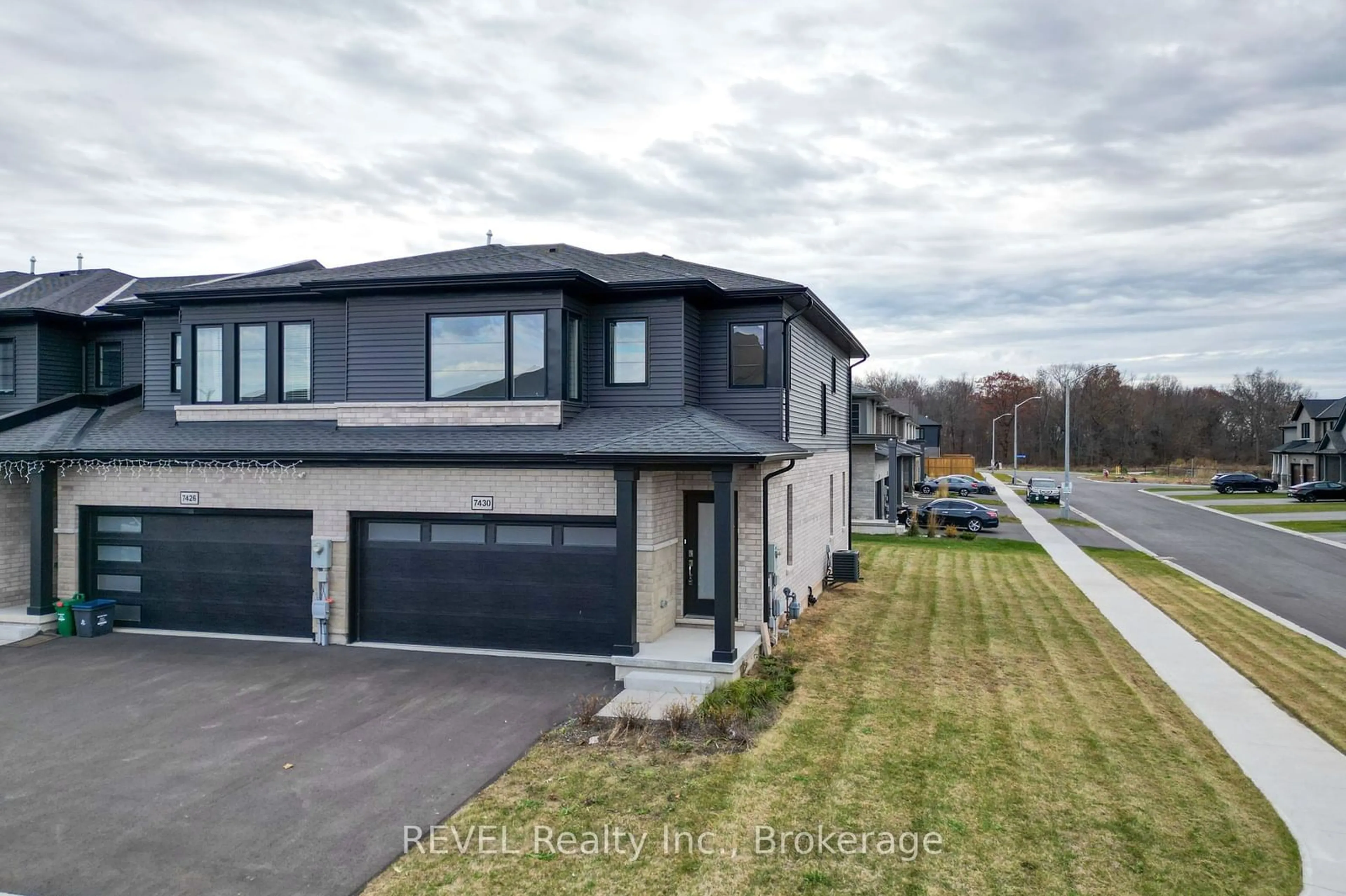 Frontside or backside of a home, the street view for 7430 Jonathan Dr, Niagara Falls Ontario L2H 3T4