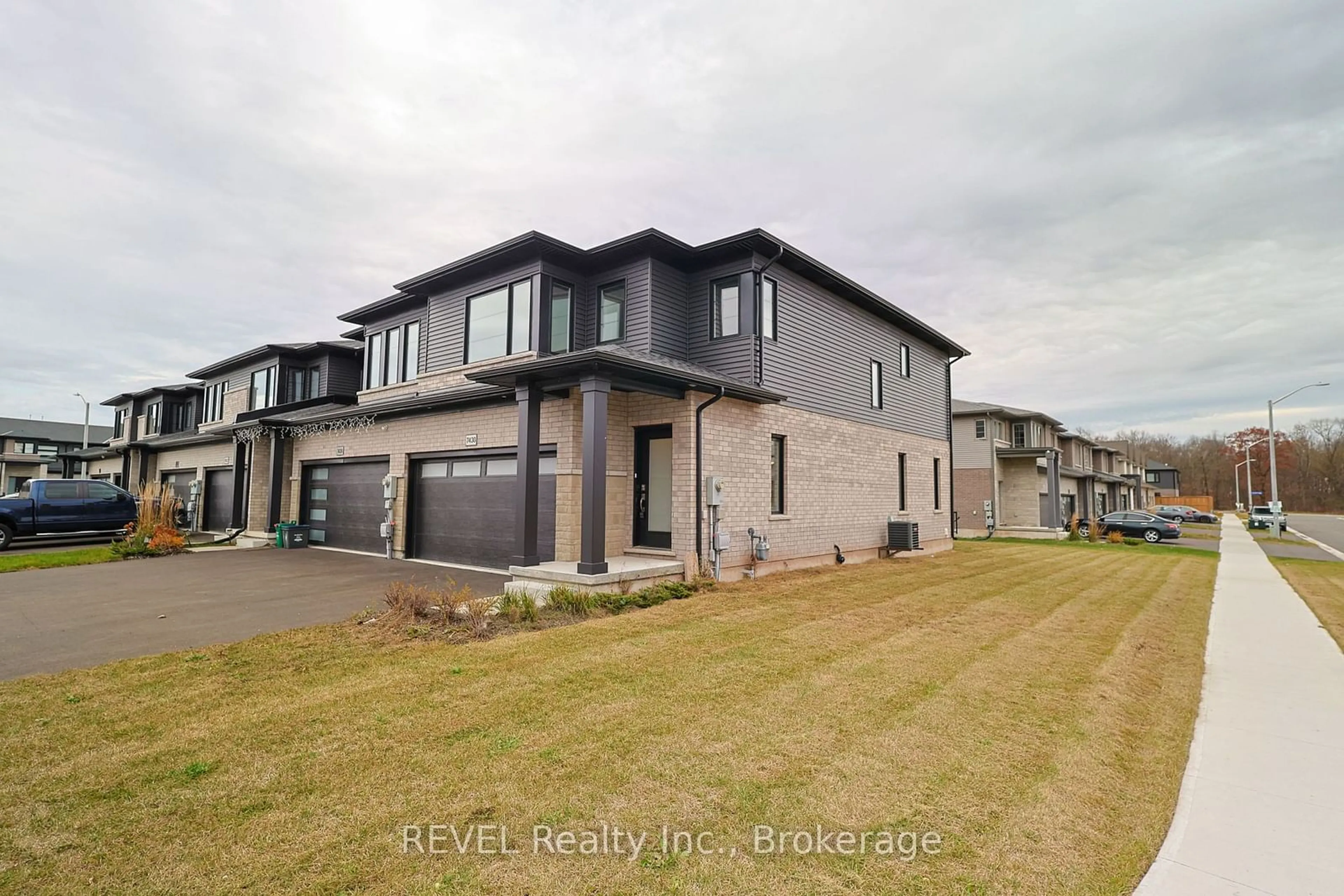 Frontside or backside of a home, the street view for 7430 Jonathan Dr, Niagara Falls Ontario L2H 3T4