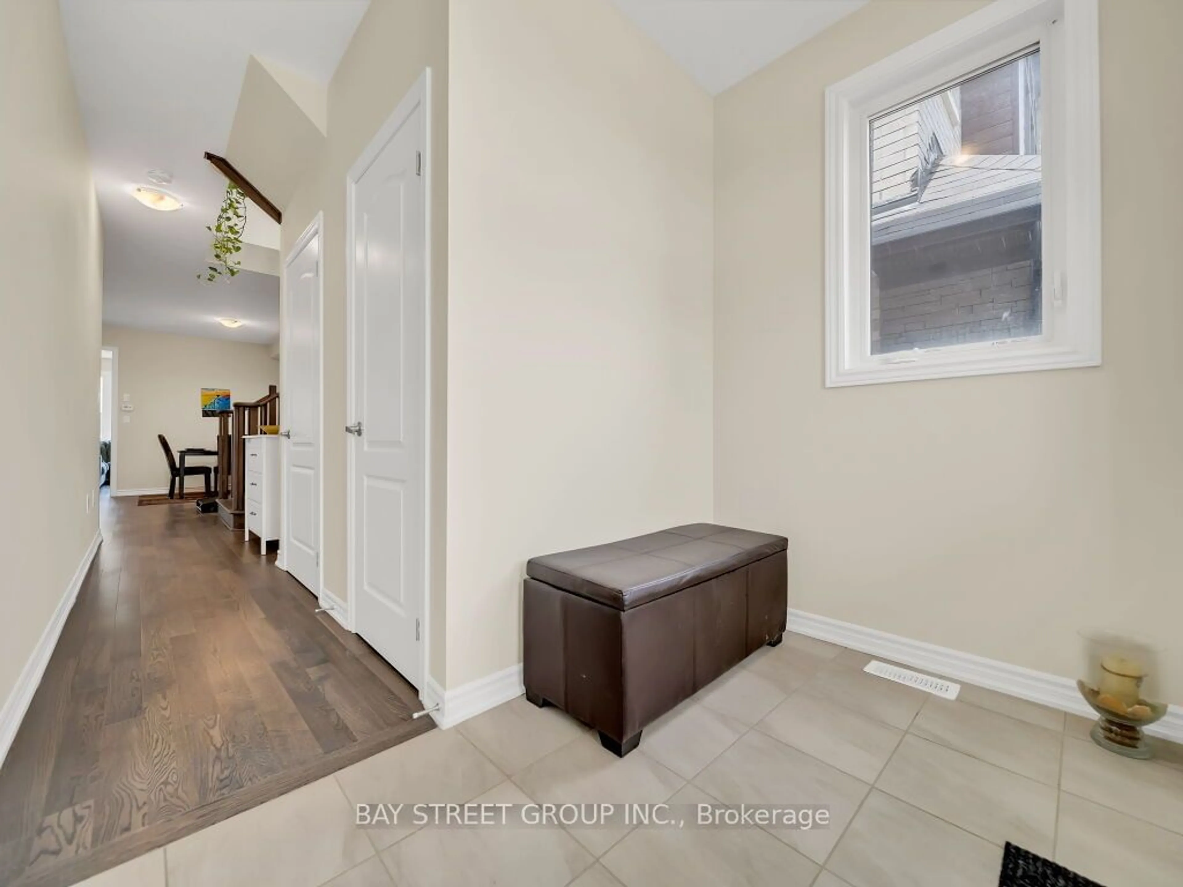 Indoor entryway, wood floors for 411 Barker Pkwy, Thorold Ontario L2E 6S4