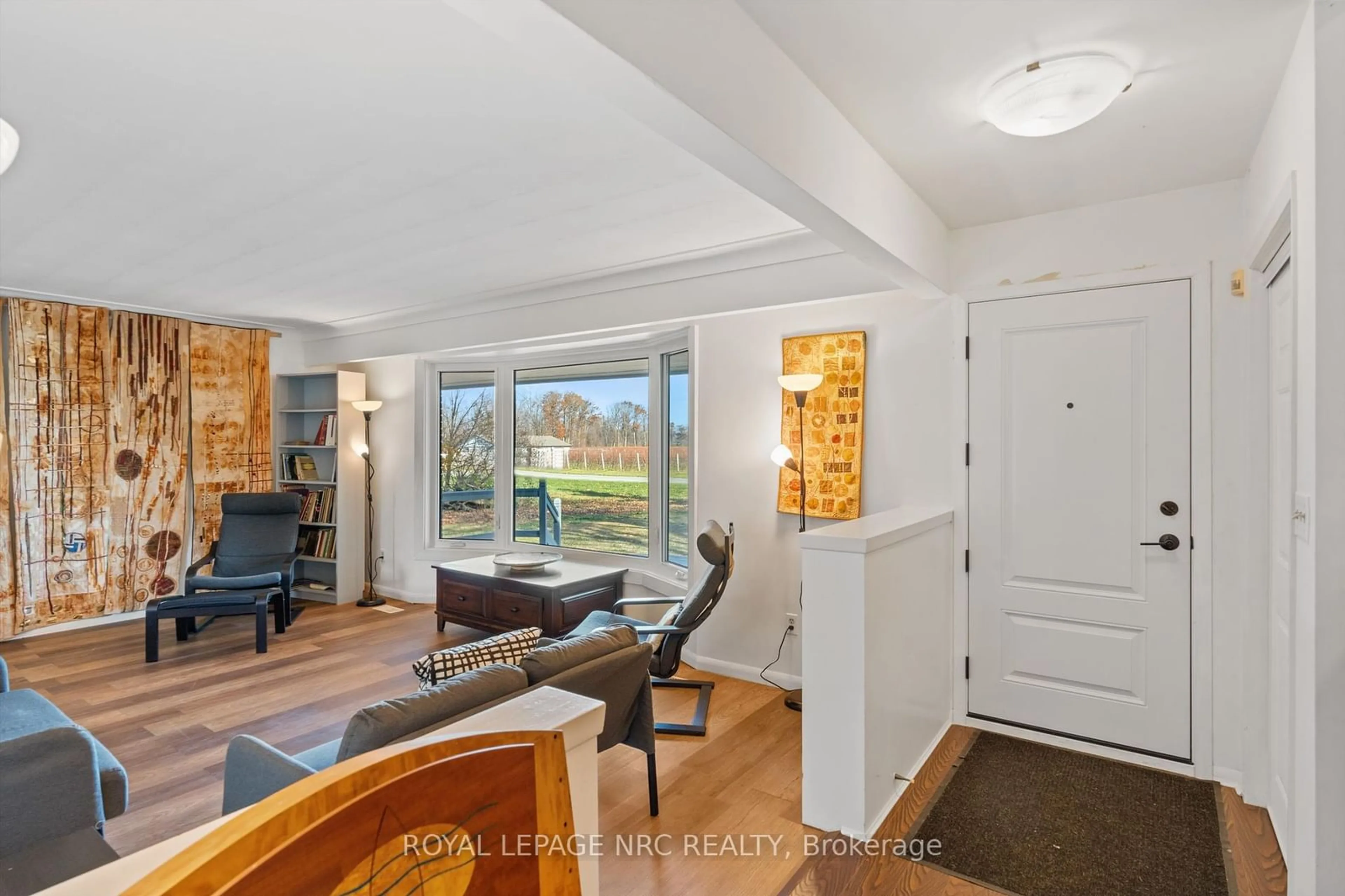 Indoor entryway, wood floors for 1940 Wagg Rd, Niagara-on-the-Lake Ontario L0S 1J0