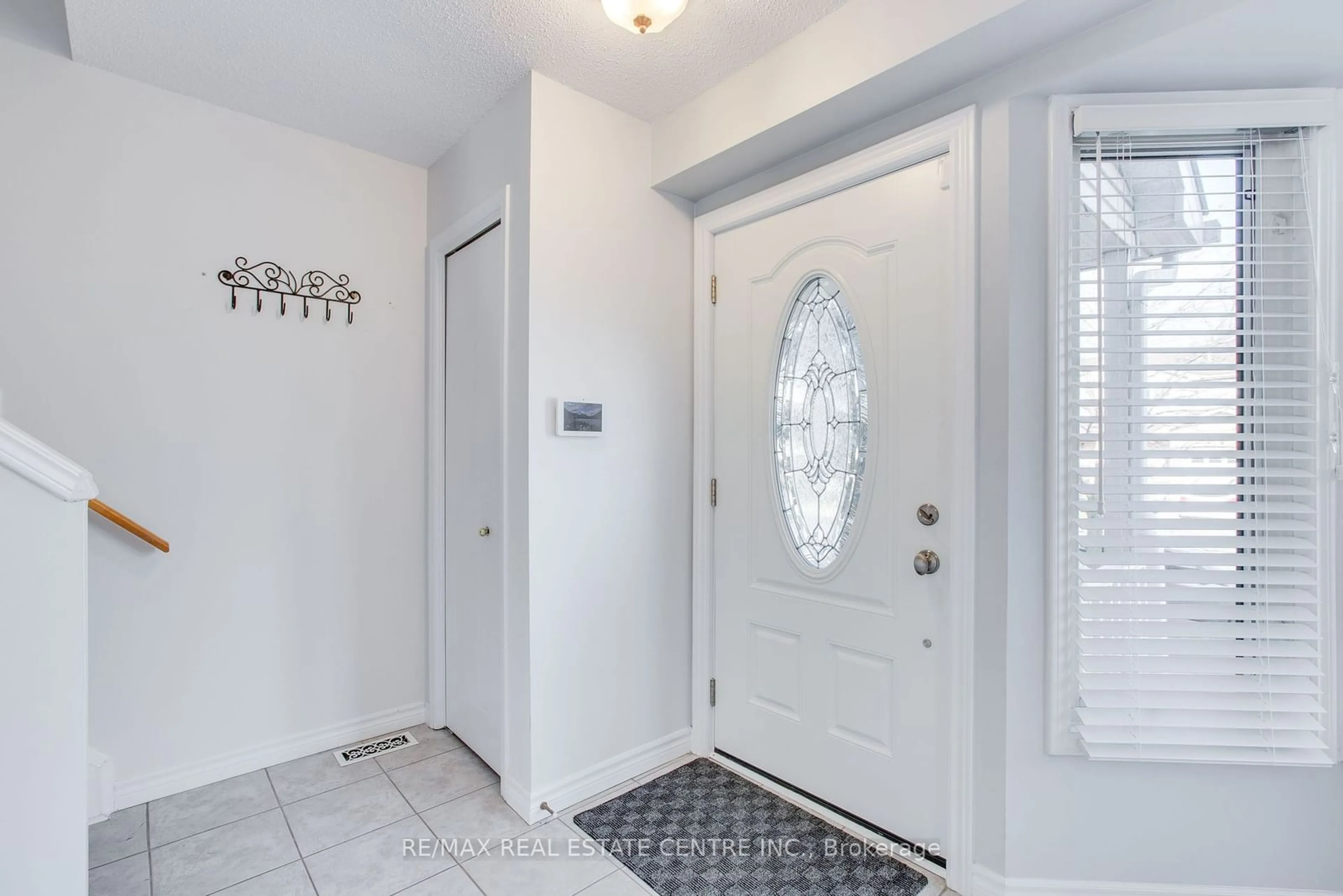 Indoor entryway, not visible floor for 874 Shelborne St, London Ontario N5Z 5A8