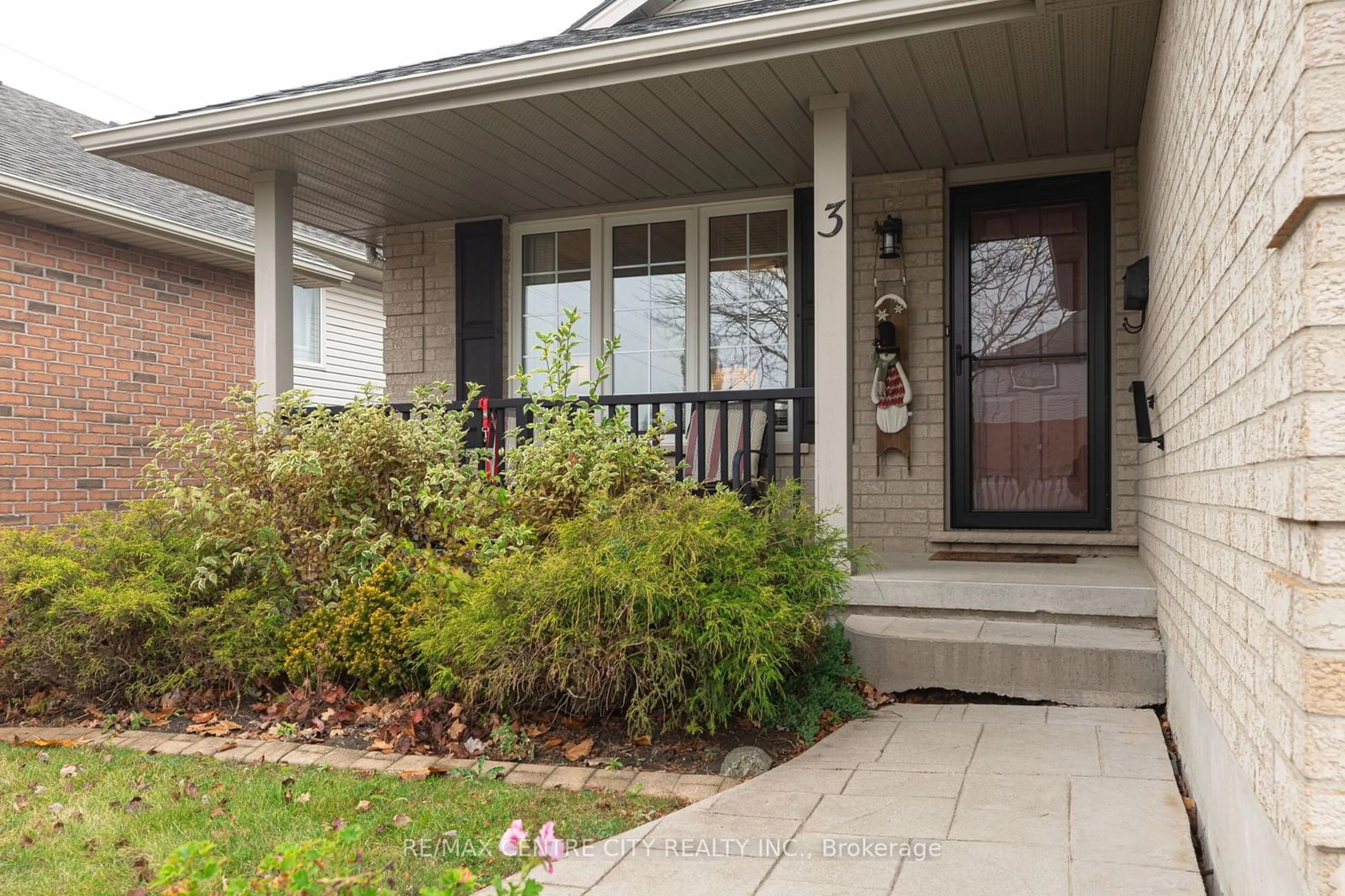 Frontside or backside of a home, cottage for 3 COTTONWOOD Dr, St. Thomas Ontario N5P 4M3