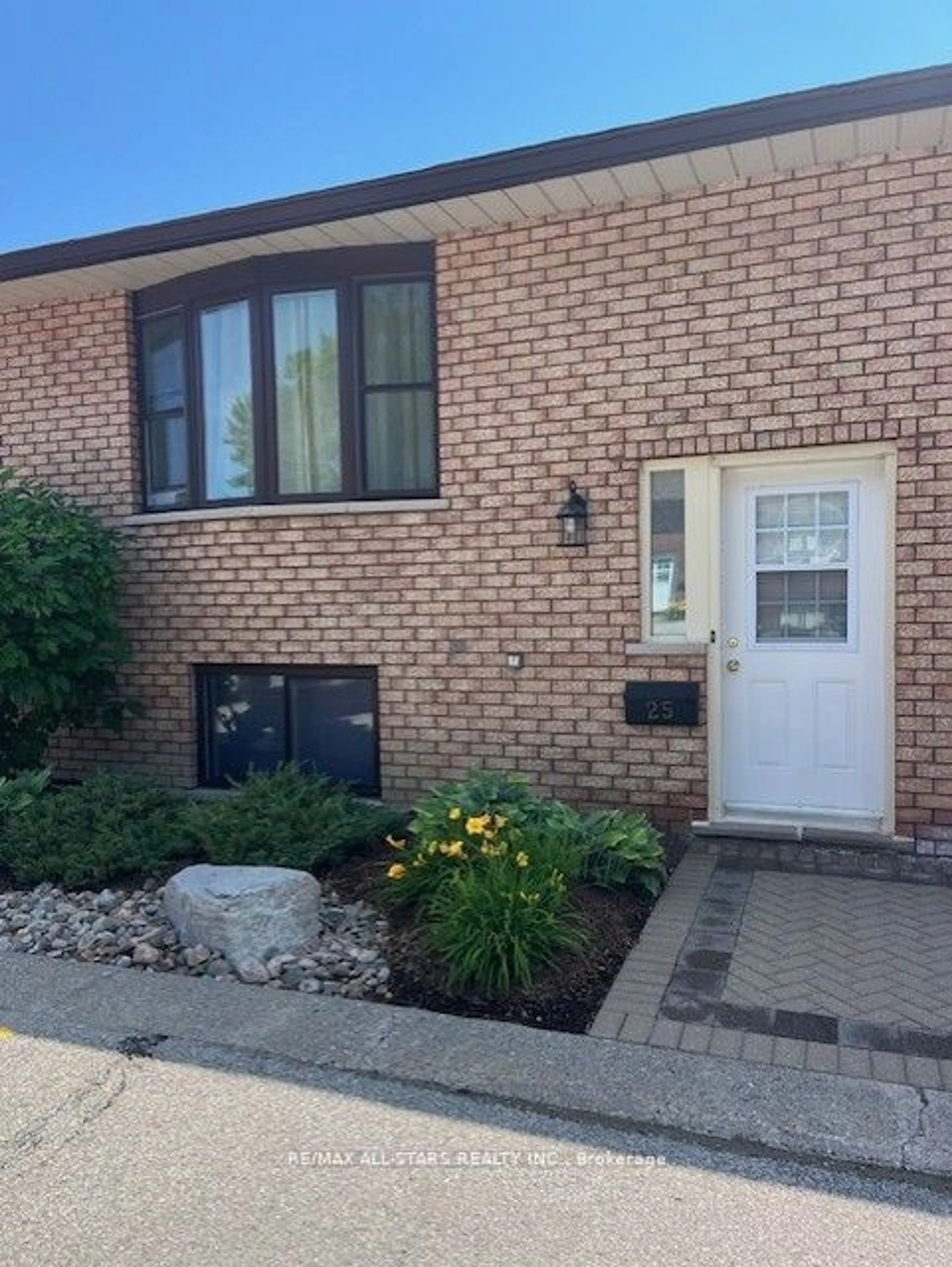 A pic from exterior of the house or condo, the street view for 115 Mary St #25, Kawartha Lakes Ontario K9V 2N7