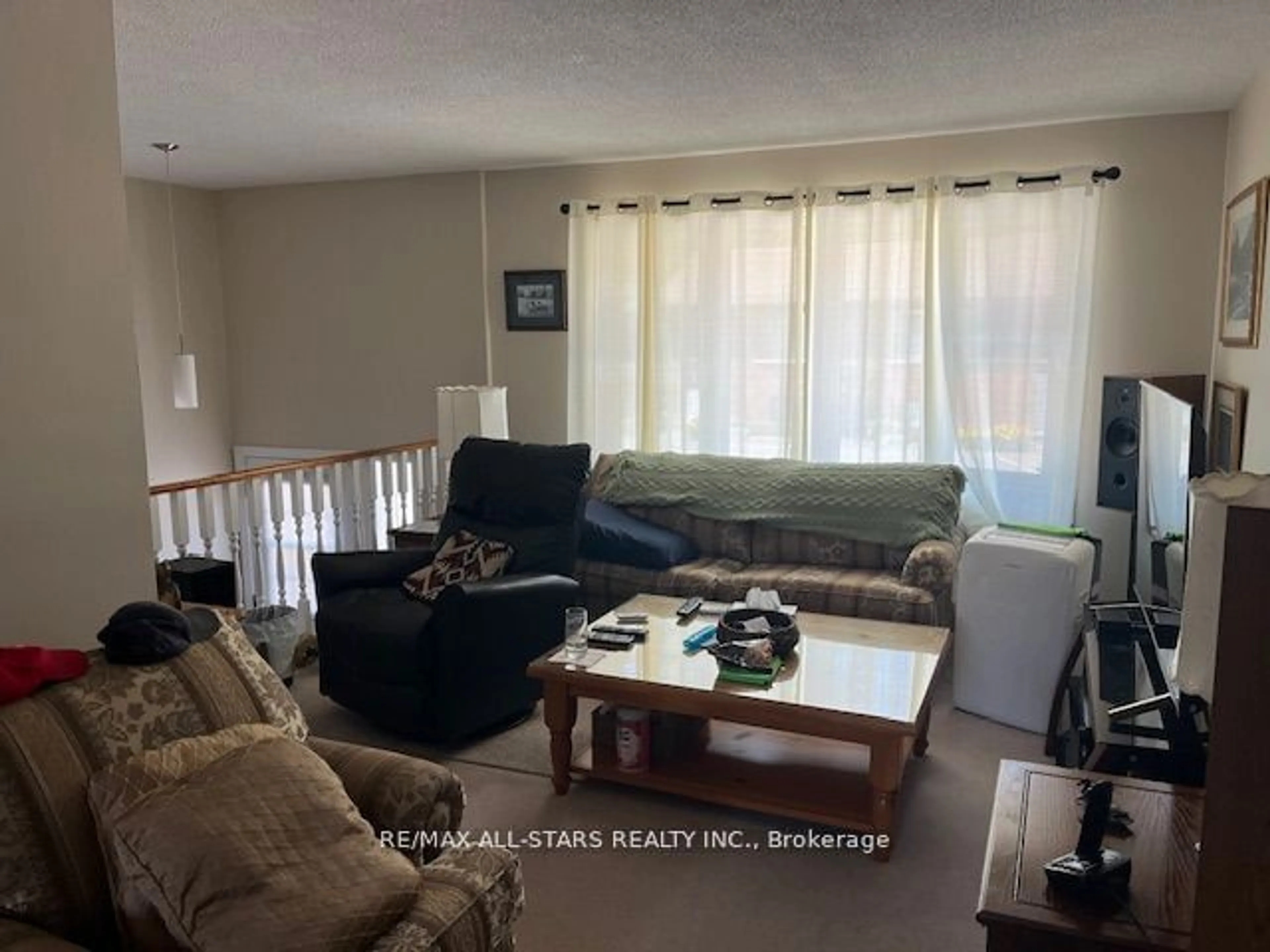 Living room, wood floors for 115 Mary St #25, Kawartha Lakes Ontario K9V 2N7