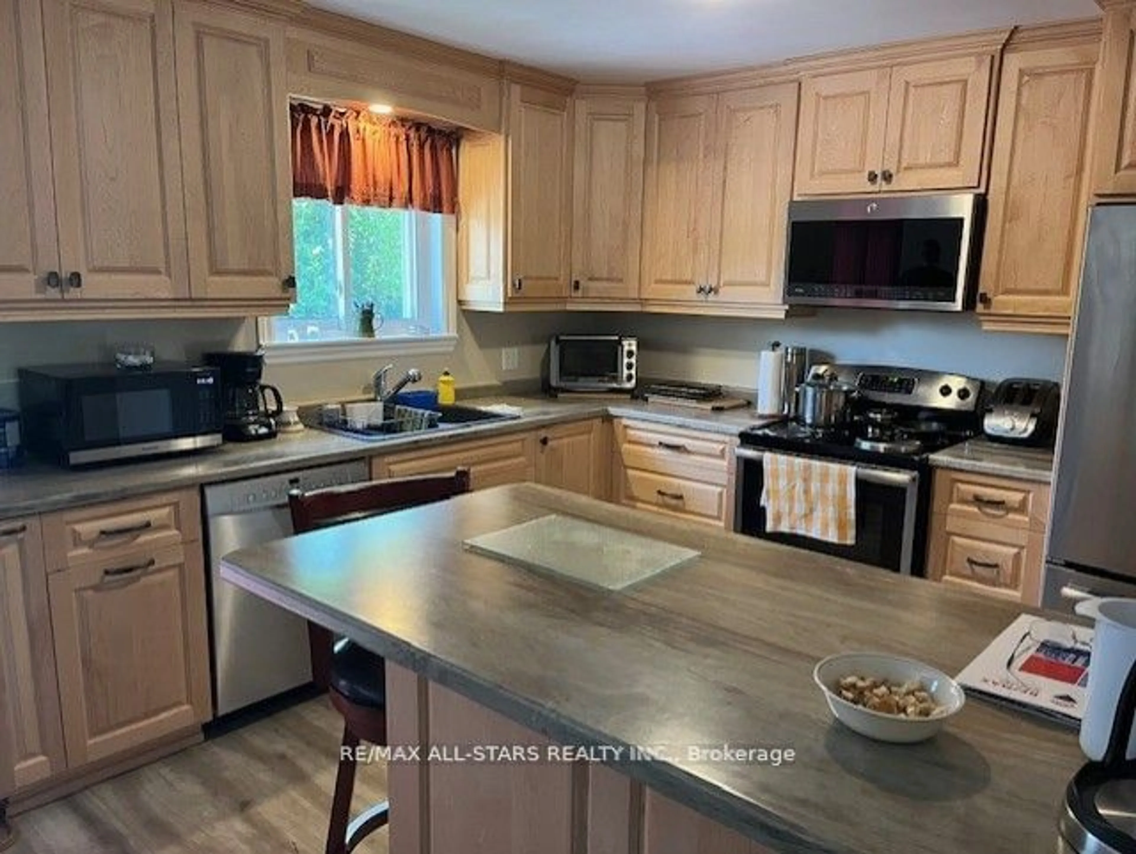 Standard kitchen, wood floors for 115 Mary St #25, Kawartha Lakes Ontario K9V 2N7