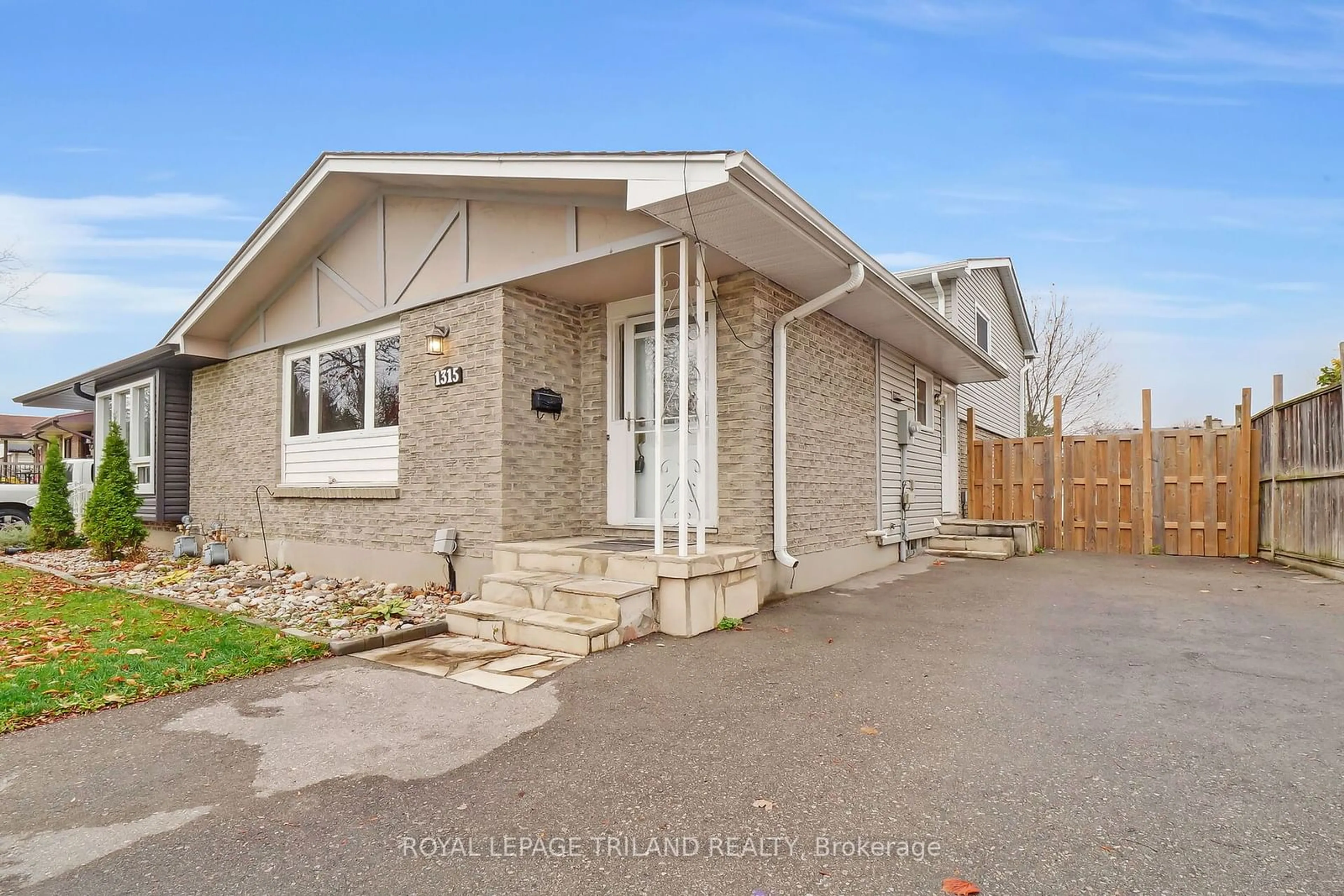 Frontside or backside of a home, cottage for 1315 Jalna Blvd, London Ontario N6E 2G3