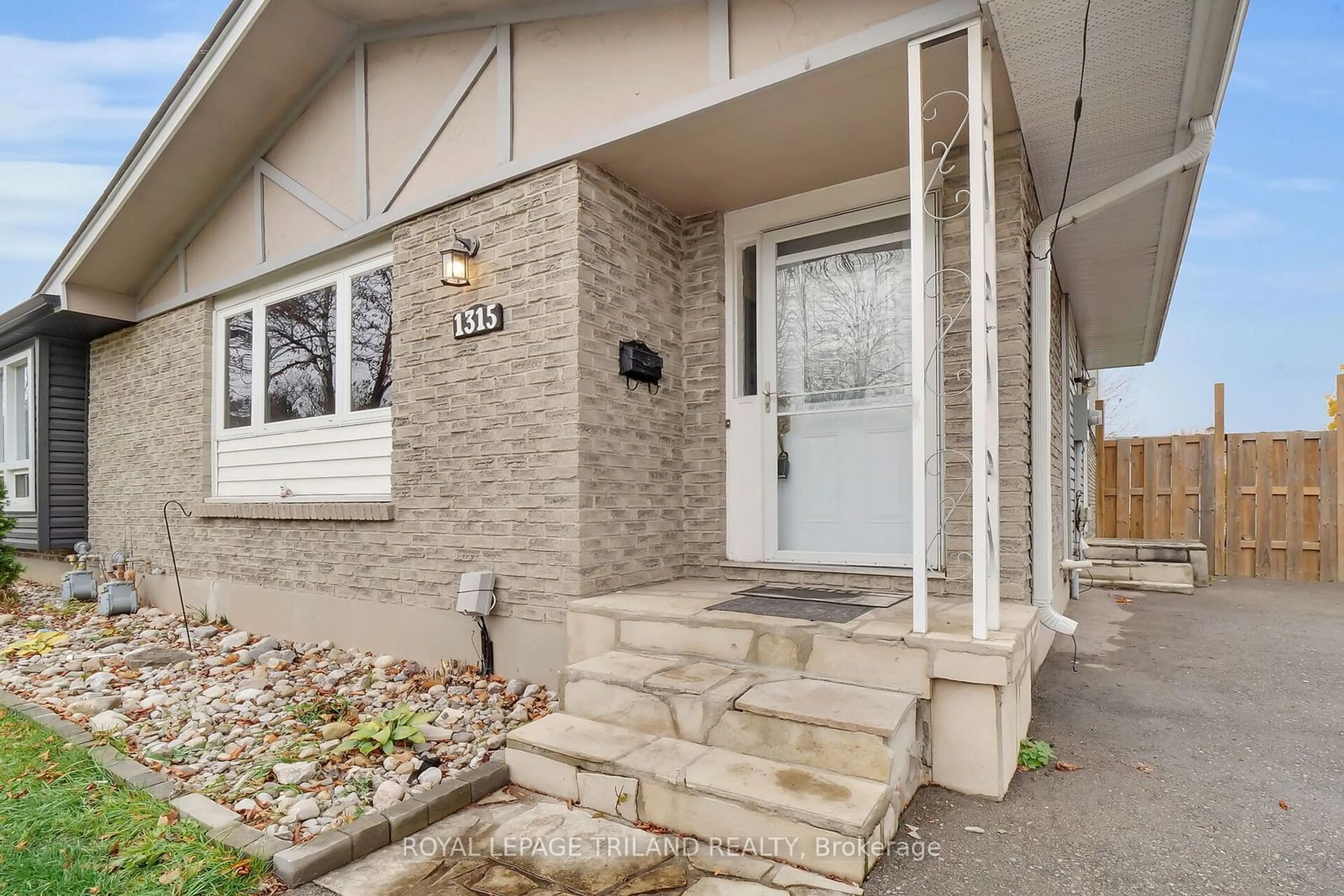 A pic from exterior of the house or condo, the street view for 1315 Jalna Blvd, London Ontario N6E 2G3