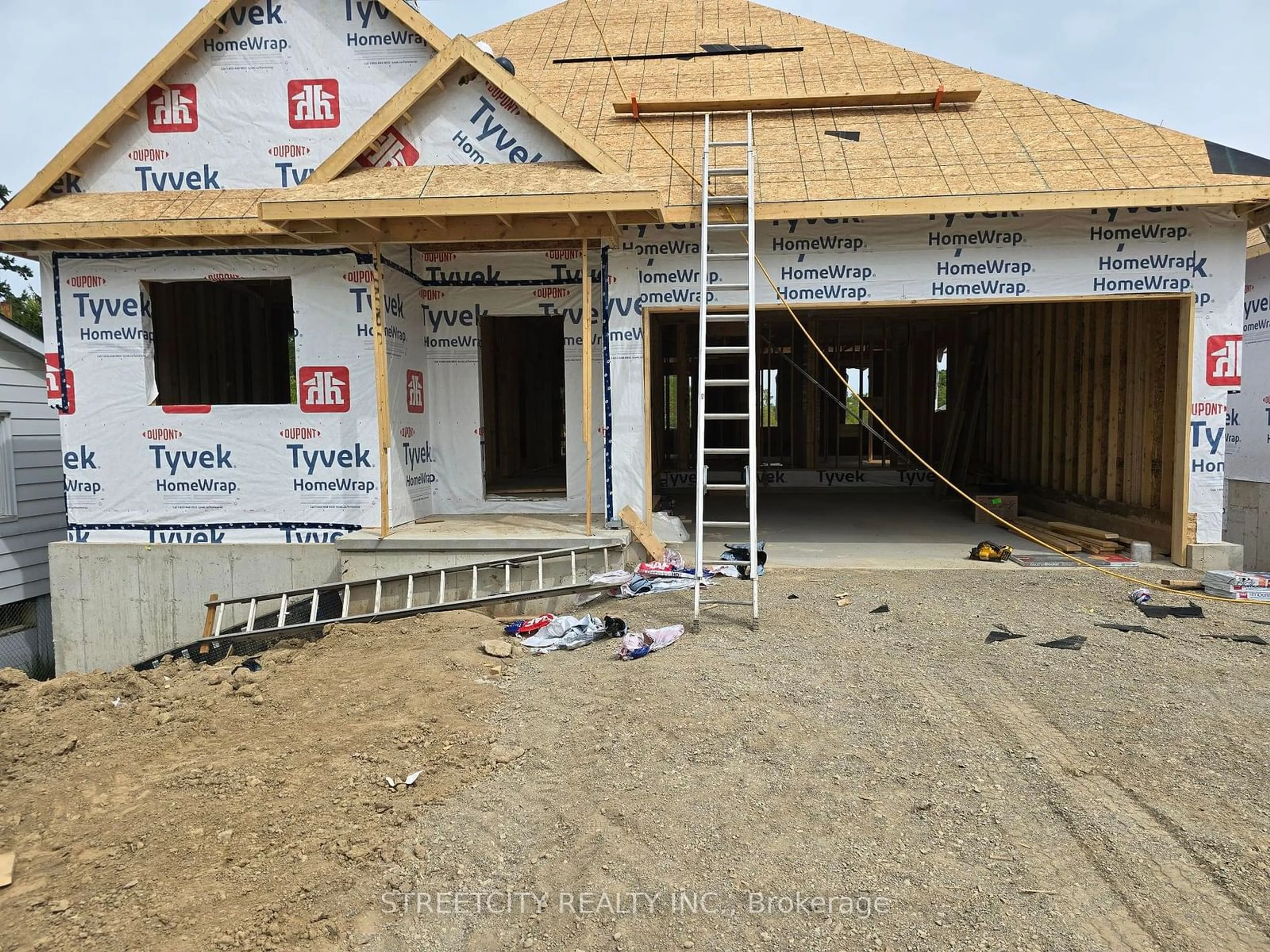 Home with vinyl exterior material for 8088 Union Rd, Southwold Ontario N0L 1K0